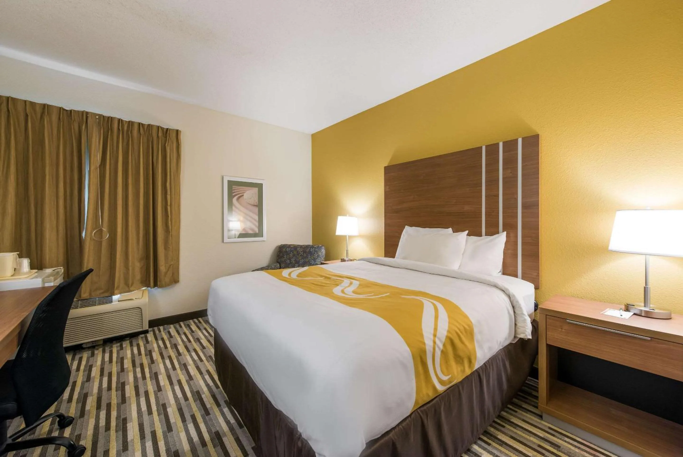 Queen Room - Non-Smoking in Quality Inn Michigan City South