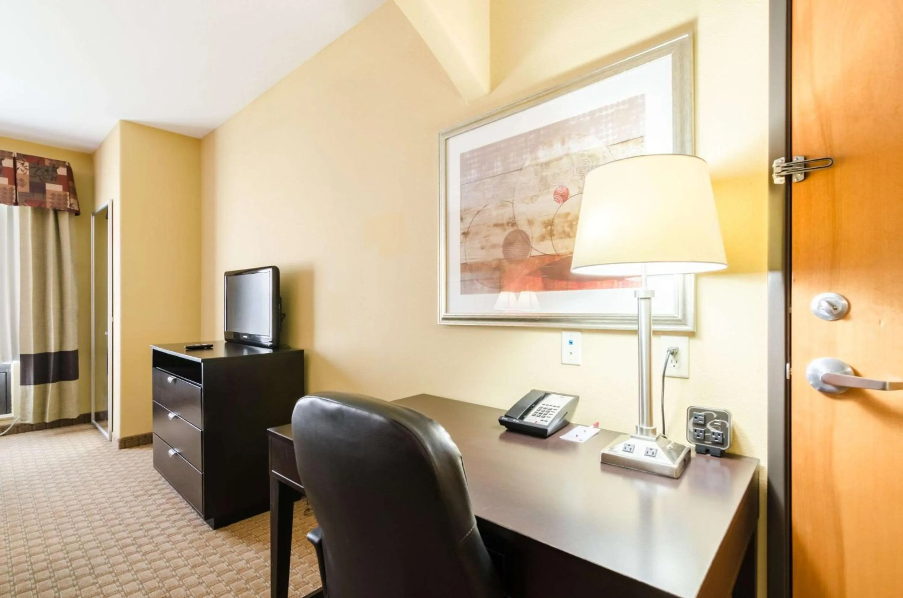 Queen Suite - Non-Smoking in Comfort Suites Salina South