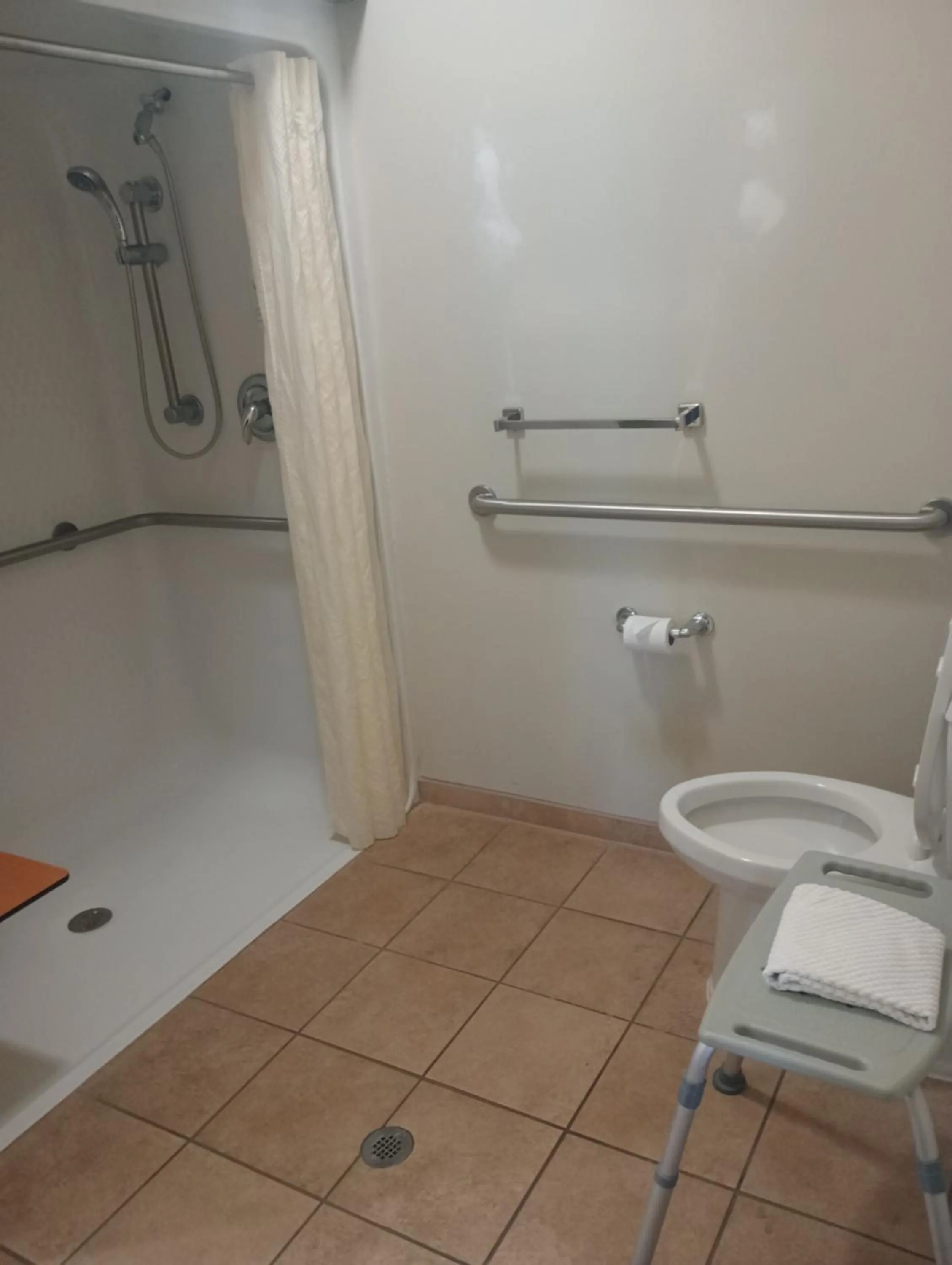 King Suite - Accessible/Non-Smoking in Sleep Inn & Suites Oakley I-70