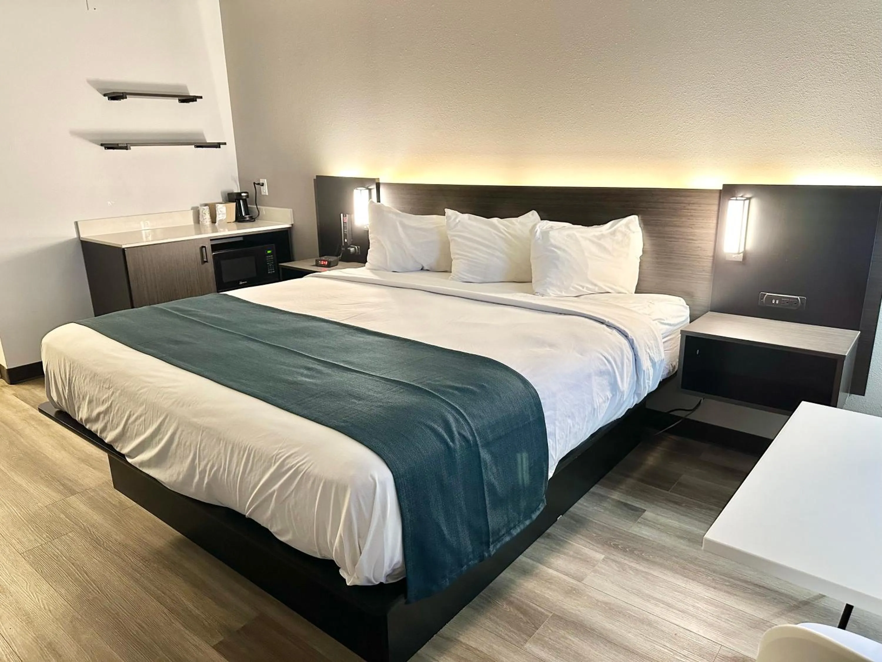 King Room - Disability Access - Non-Smoking in Studio 6 Suites Louisville KY Airport/Expo Center