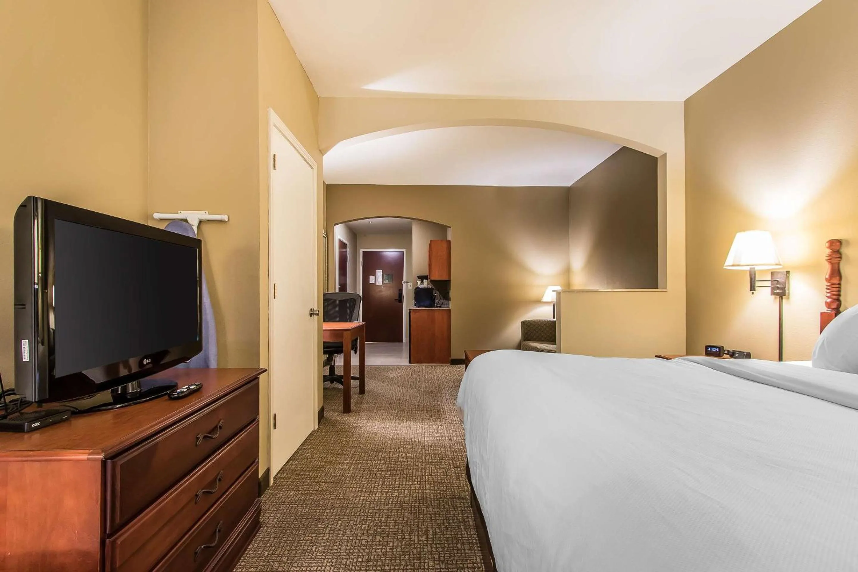Bedroom, Bed in Quality Suites New Iberia