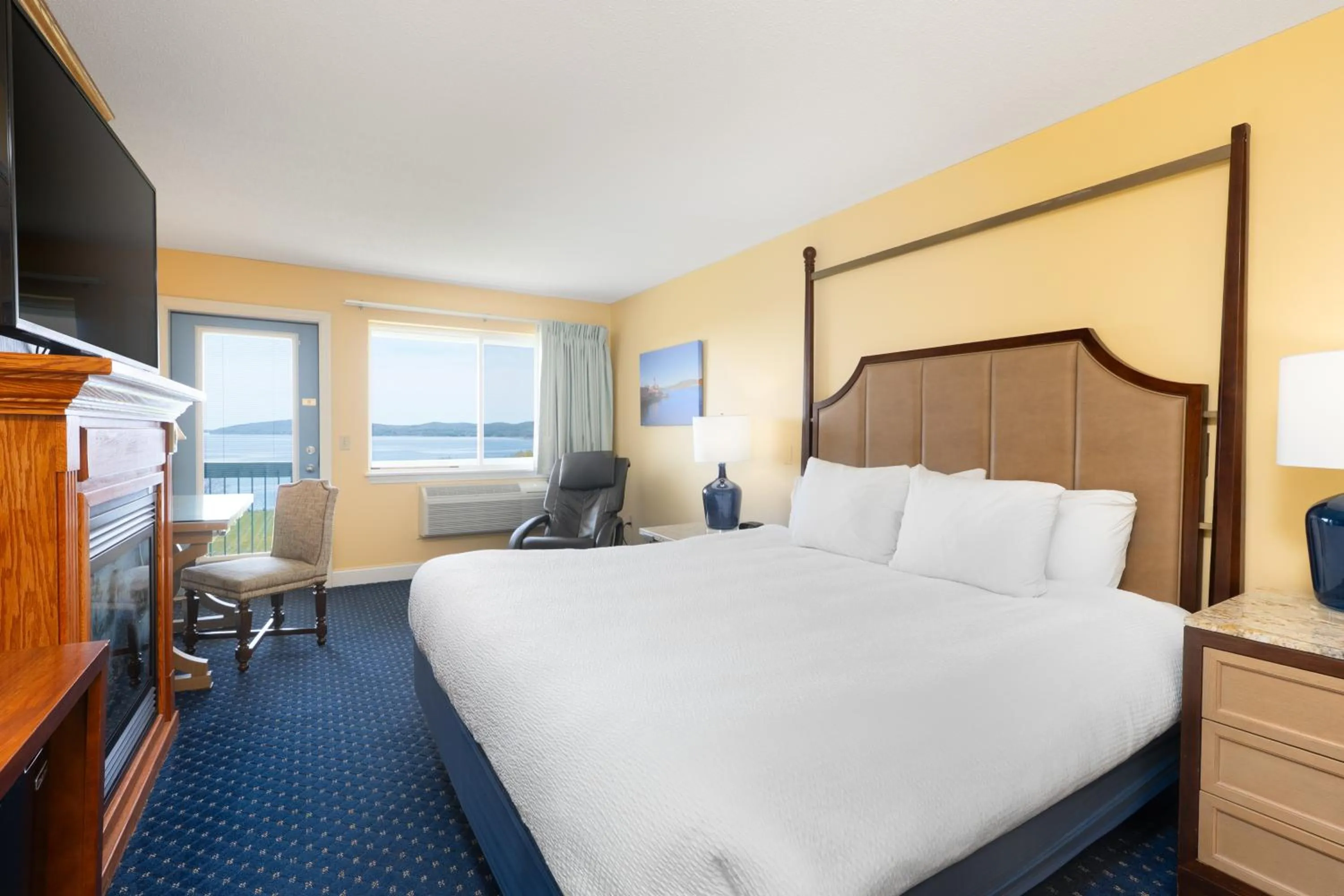 Bay View King with Fireplace Top Floor - single occupancy in Fireside Inn, Ocean's Edge