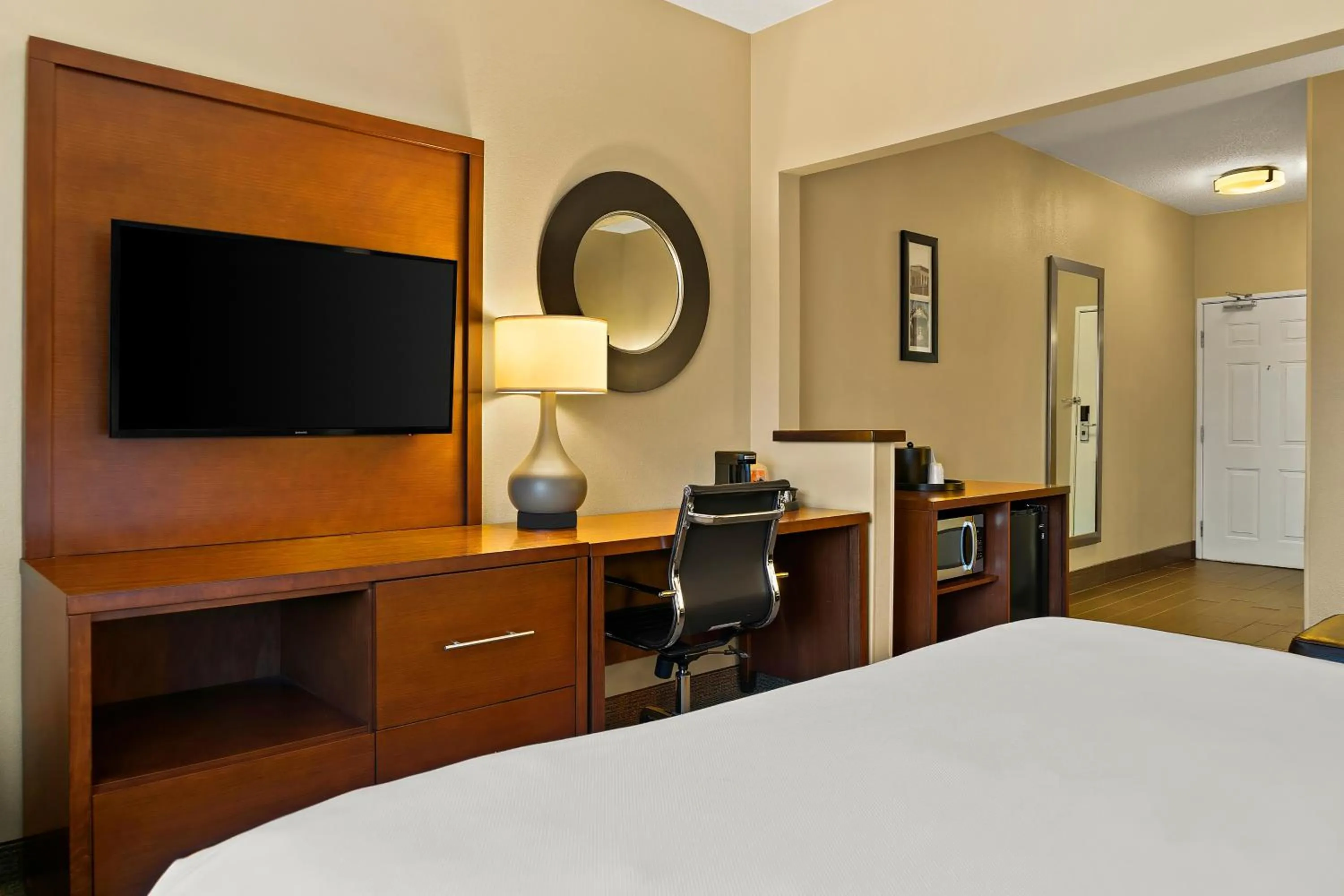 King Suite - Non-Smoking in Comfort Suites- Saginaw