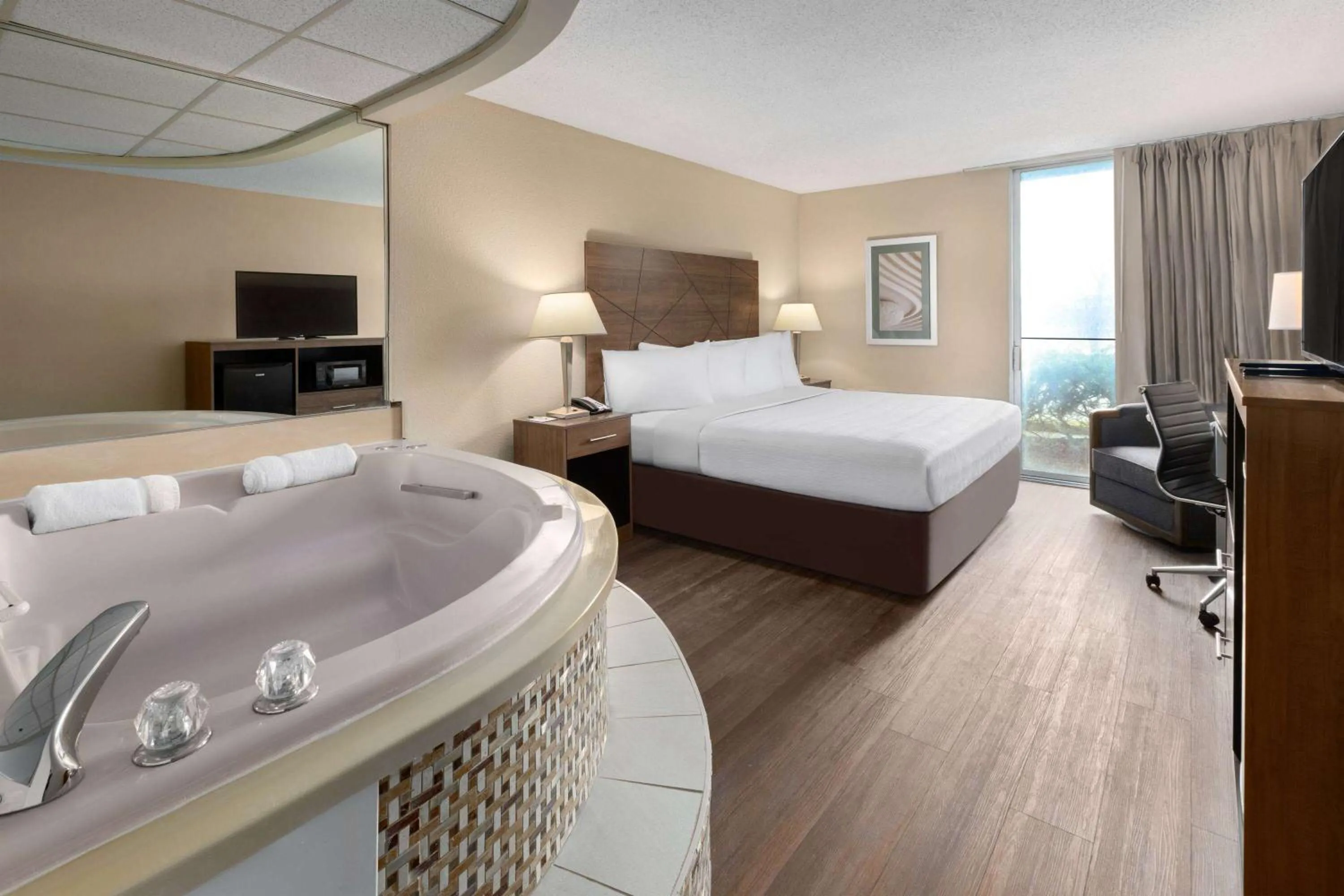 Deluxe King Room with Jetted Tub - Non-Smoking in Wingate by Wyndham Troy