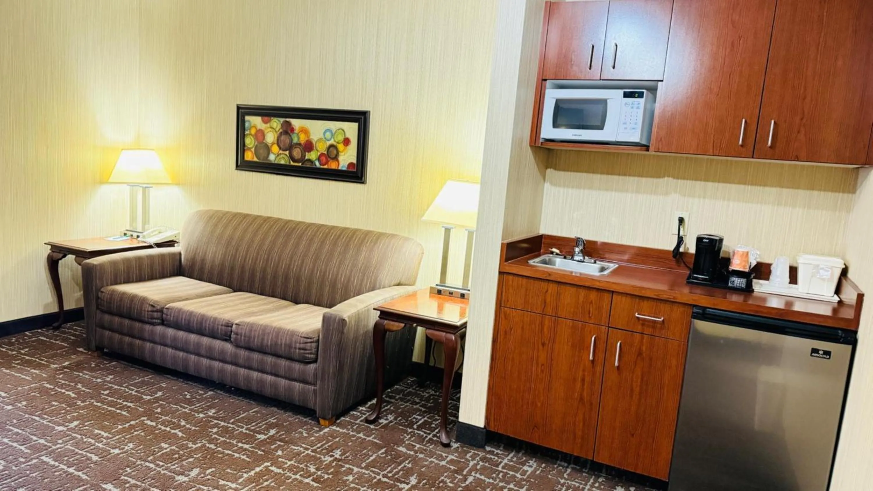 One Room Suite with Whirlpool - Non Smoking in Quality Inn Marshall near University