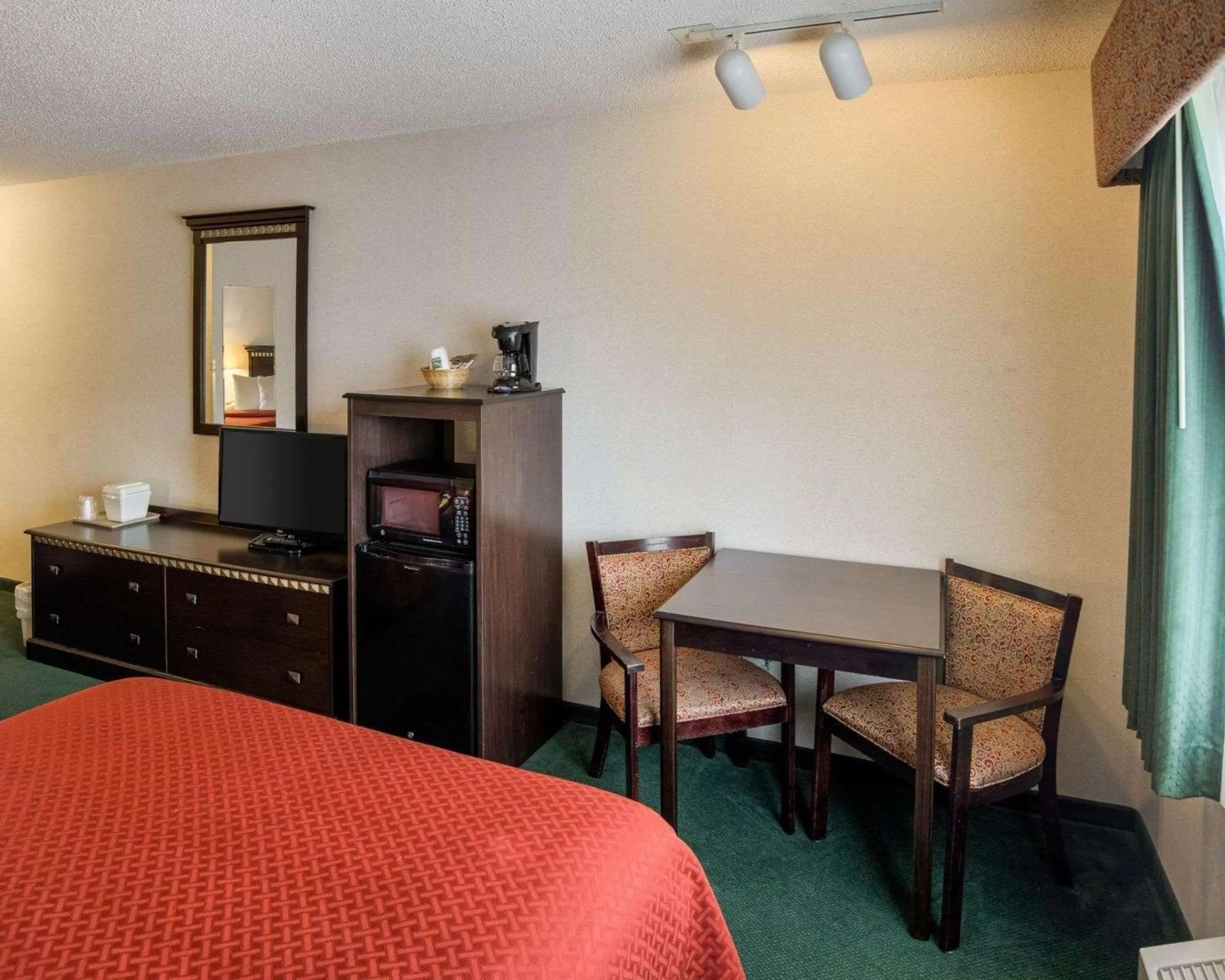Queen Room - Accessible/Nonsmoking in Quality Inn near Northtown Mall & National Sports Center