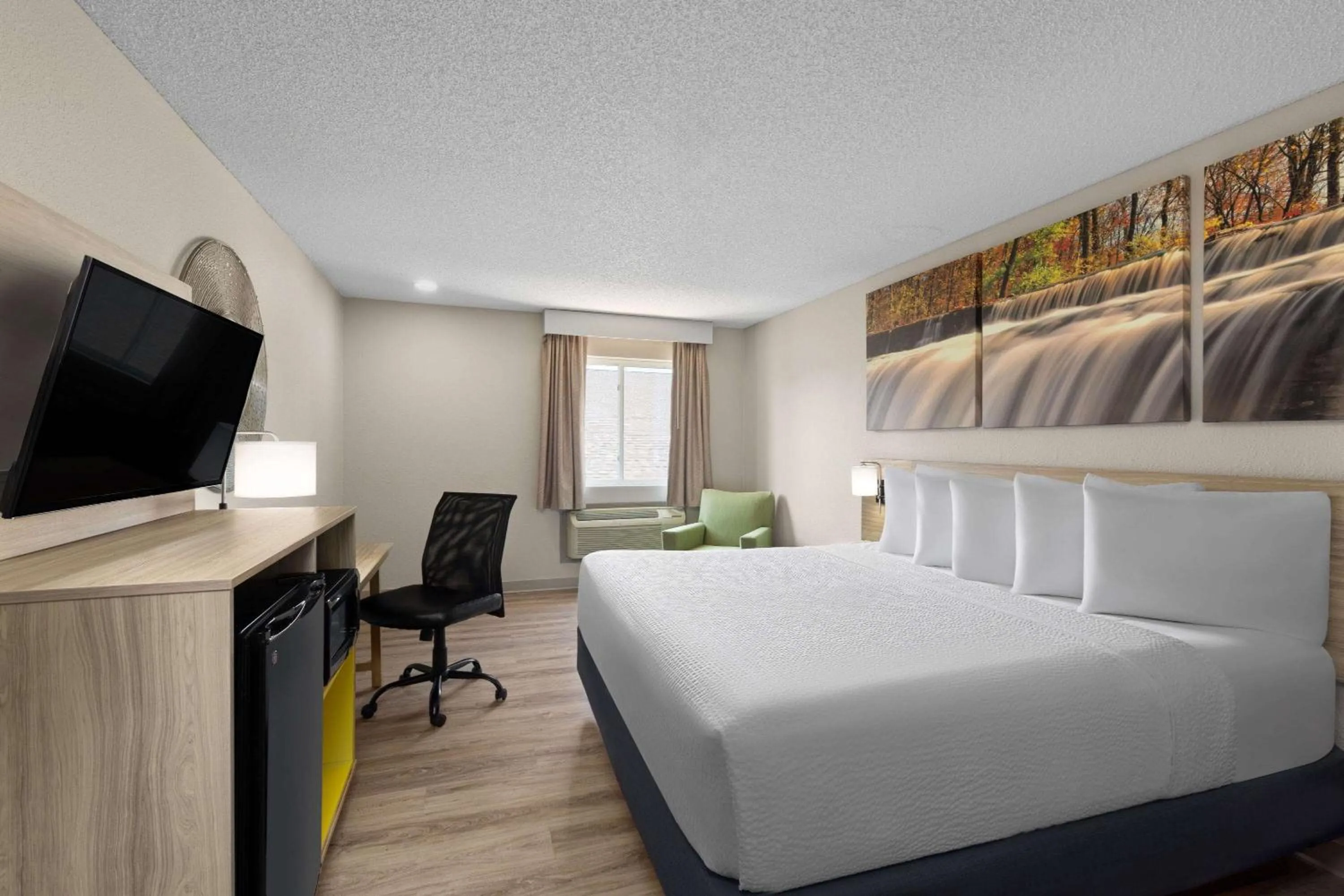 King Room - Non-Smoking in Days Inn by Wyndham Carthage