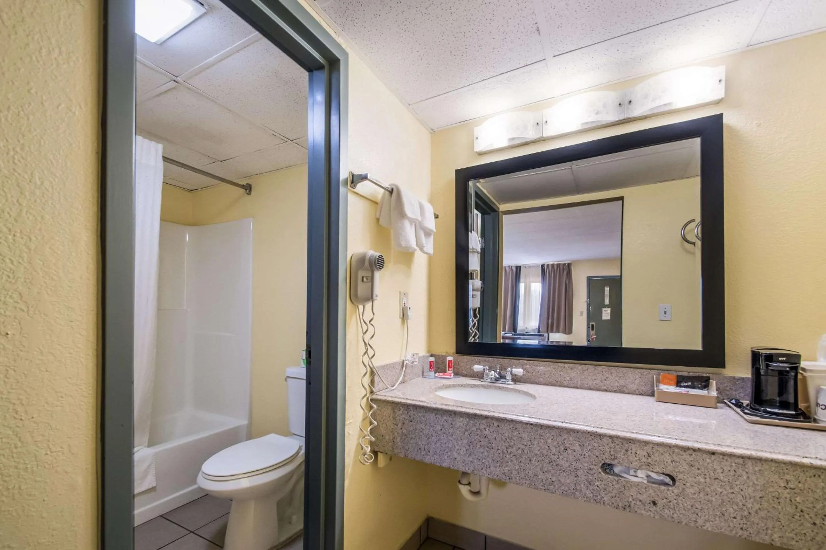 King Room - Non-Smoking in Econo Lodge Kearney - Liberty