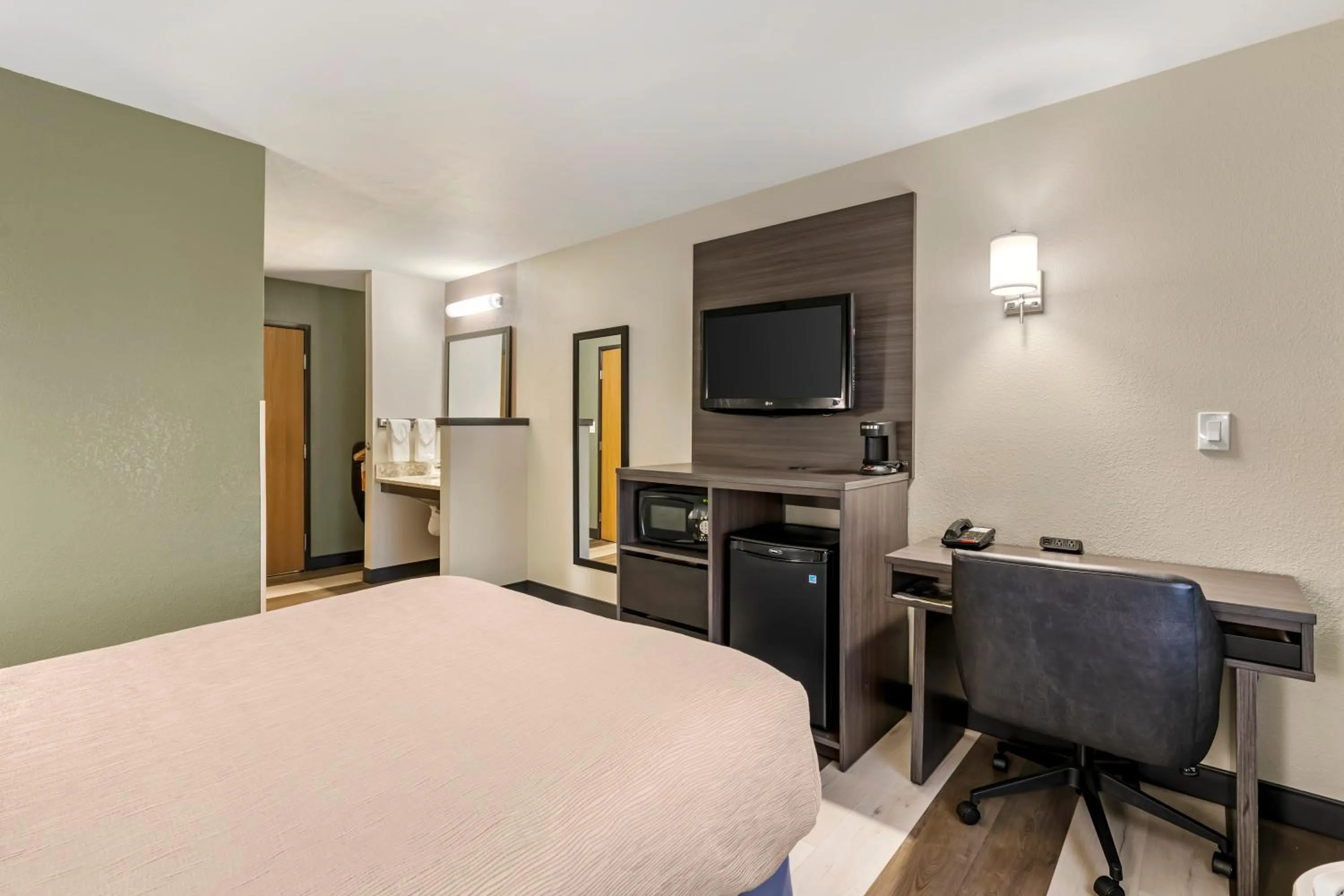 Queen Room - Non Smoking/Ground Floor in Quality Inn Red Lodge Gateway To Yellowstone