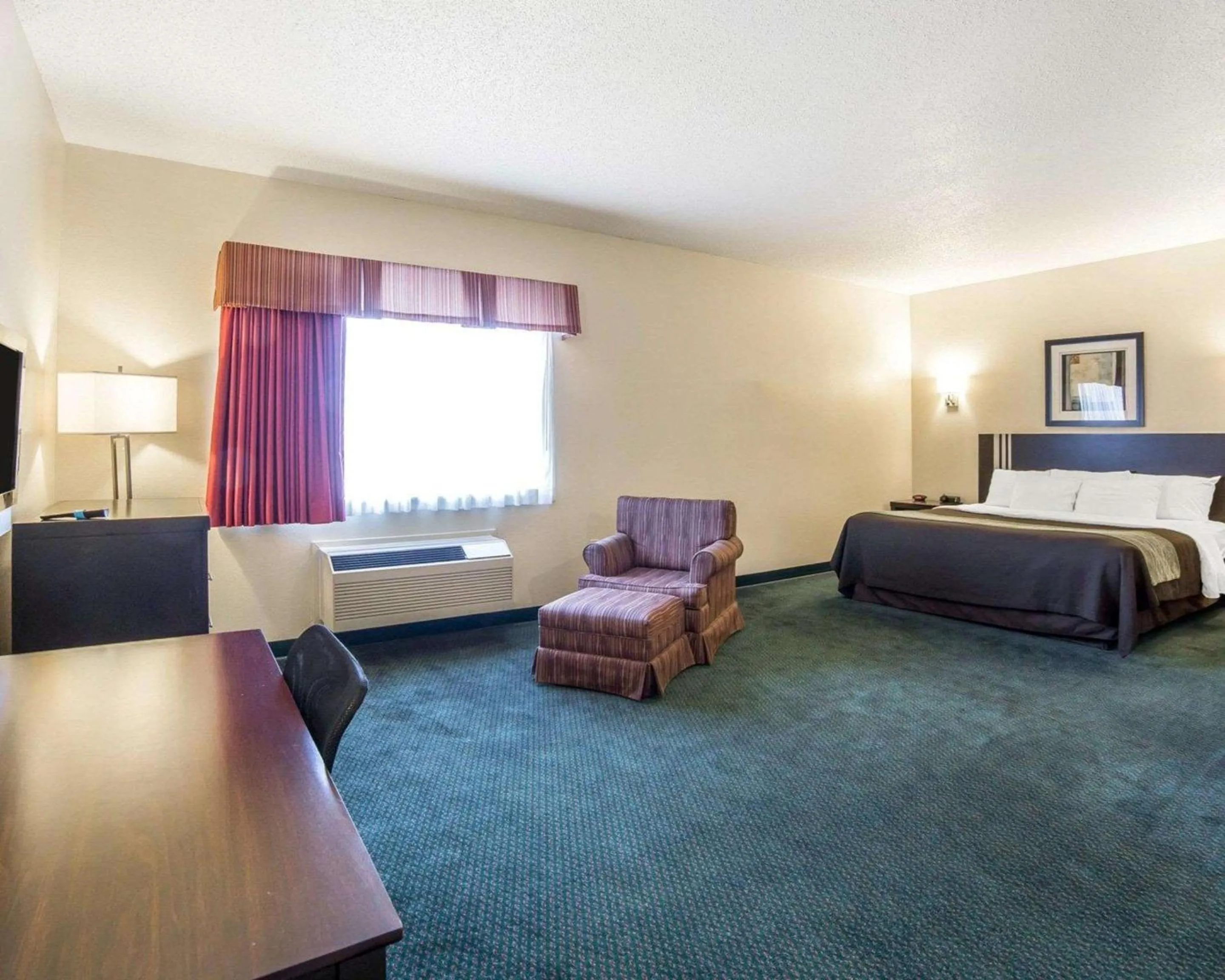 King Suite with Spa Bath in FairBridge Inn & Suites Glendive