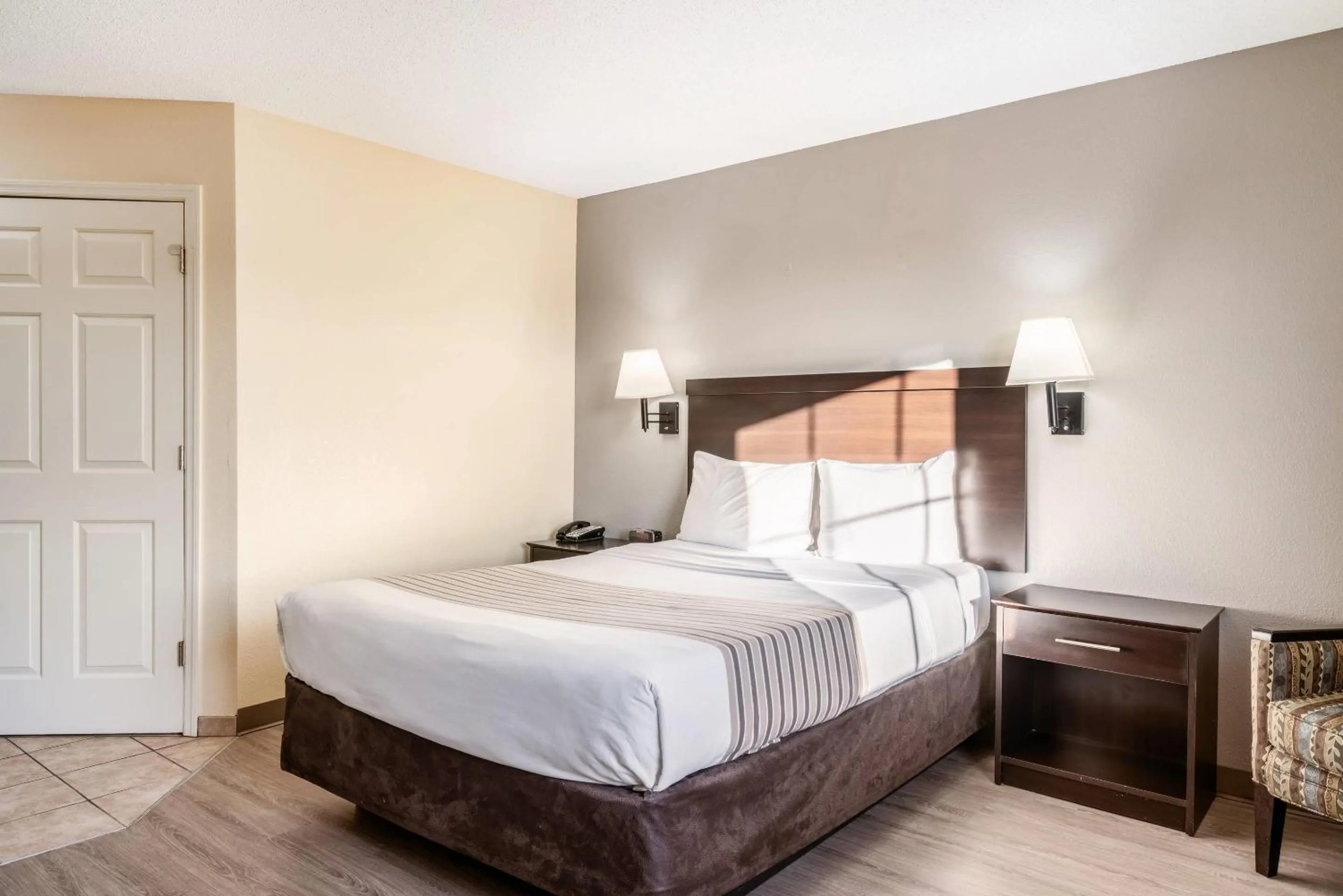 Efficiency Queen Room - Non-Smoking/Pet Friendly in Suburban Studios Near Camp Lejeune