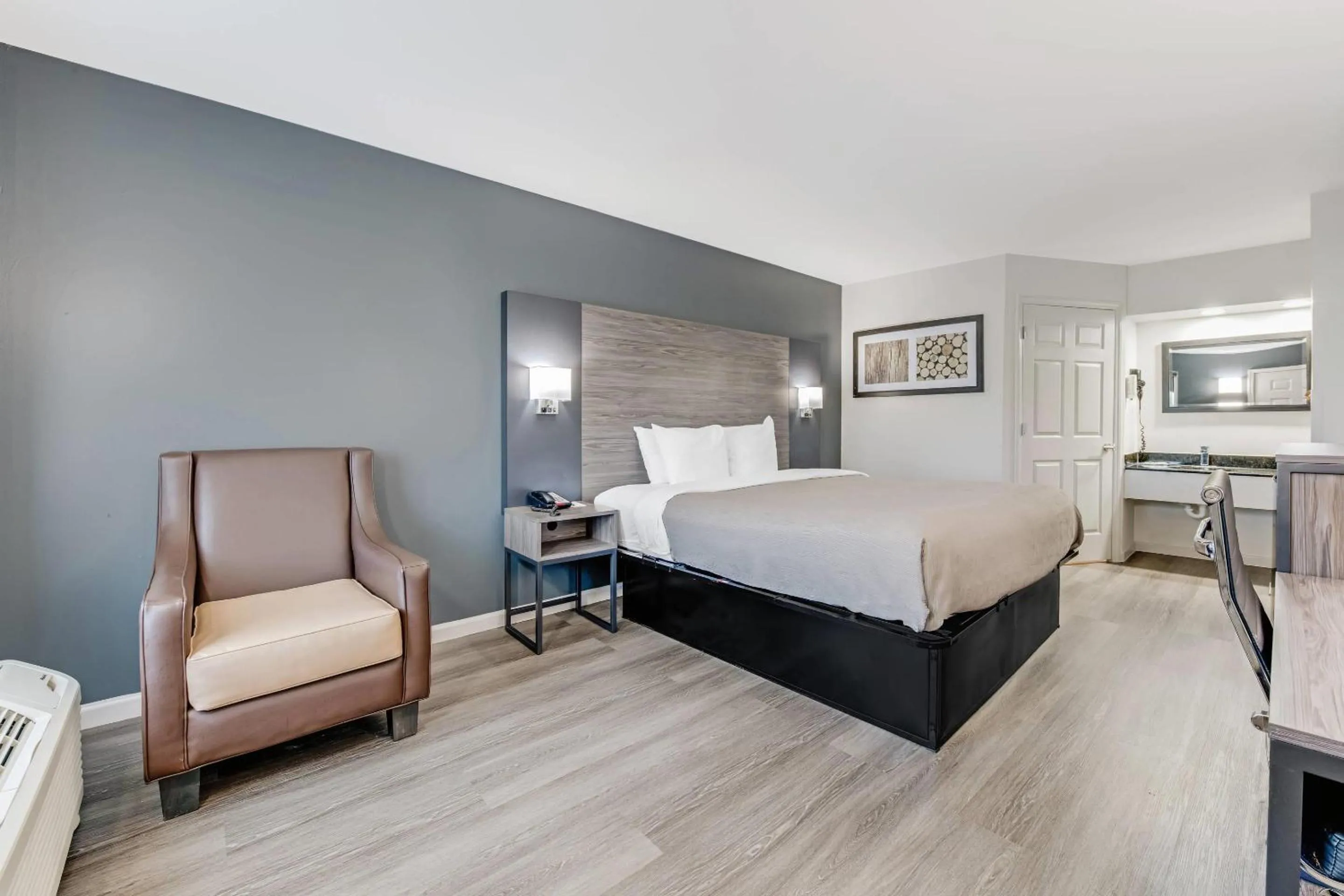 King Room - Non-Smoking in Quality Inn Laurinburg