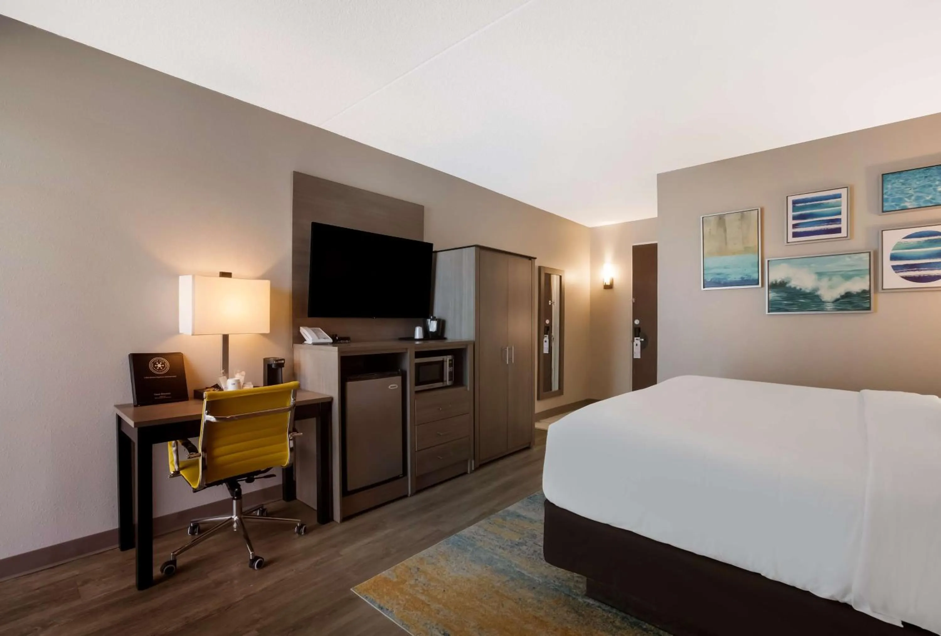 King Room - Non-Smoking in The Hub Middletown Red Bank- Best Western Signature Collection