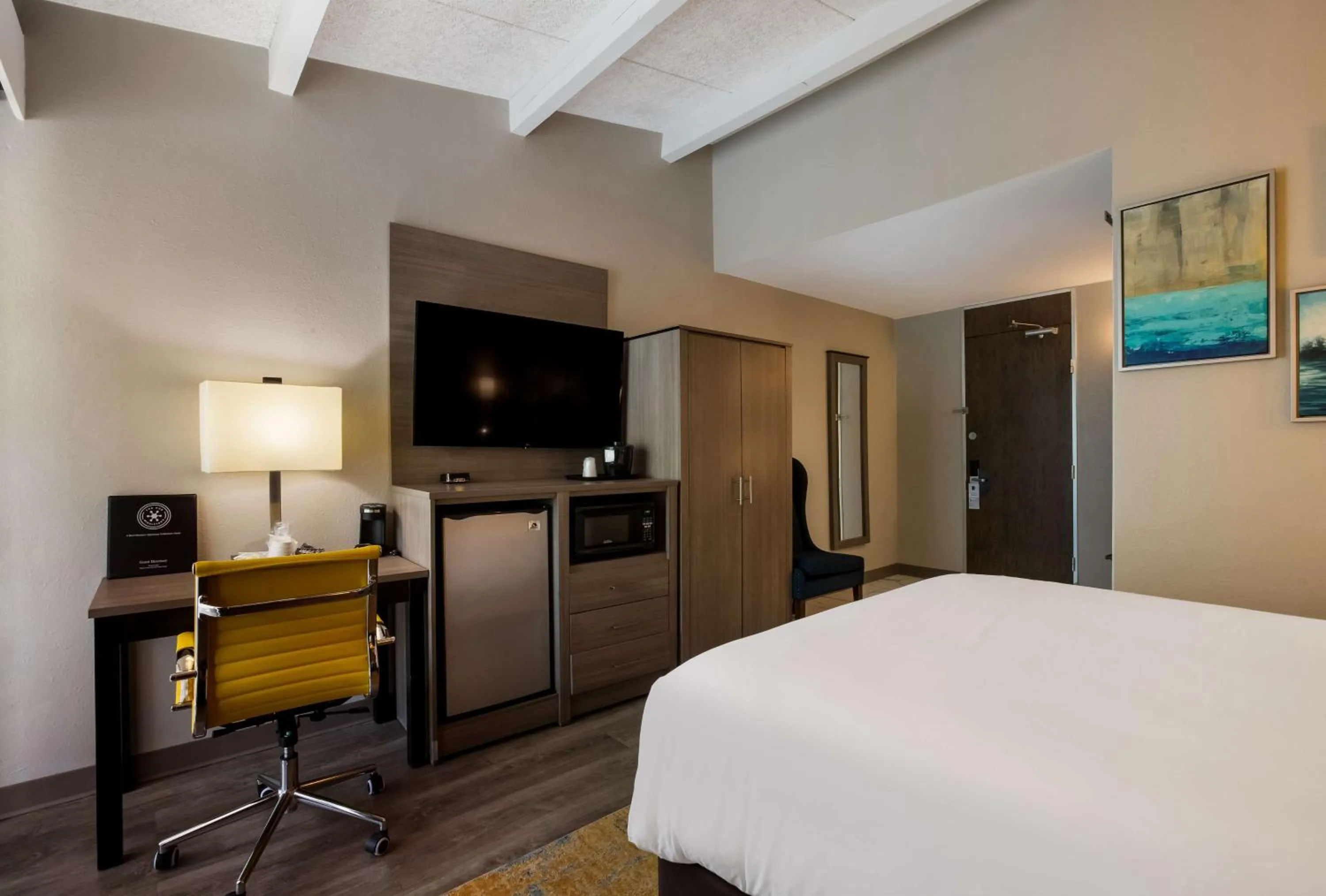 Queen Room with Patio - Non-Smoking in The Hub Middletown Red Bank- Best Western Signature Collection