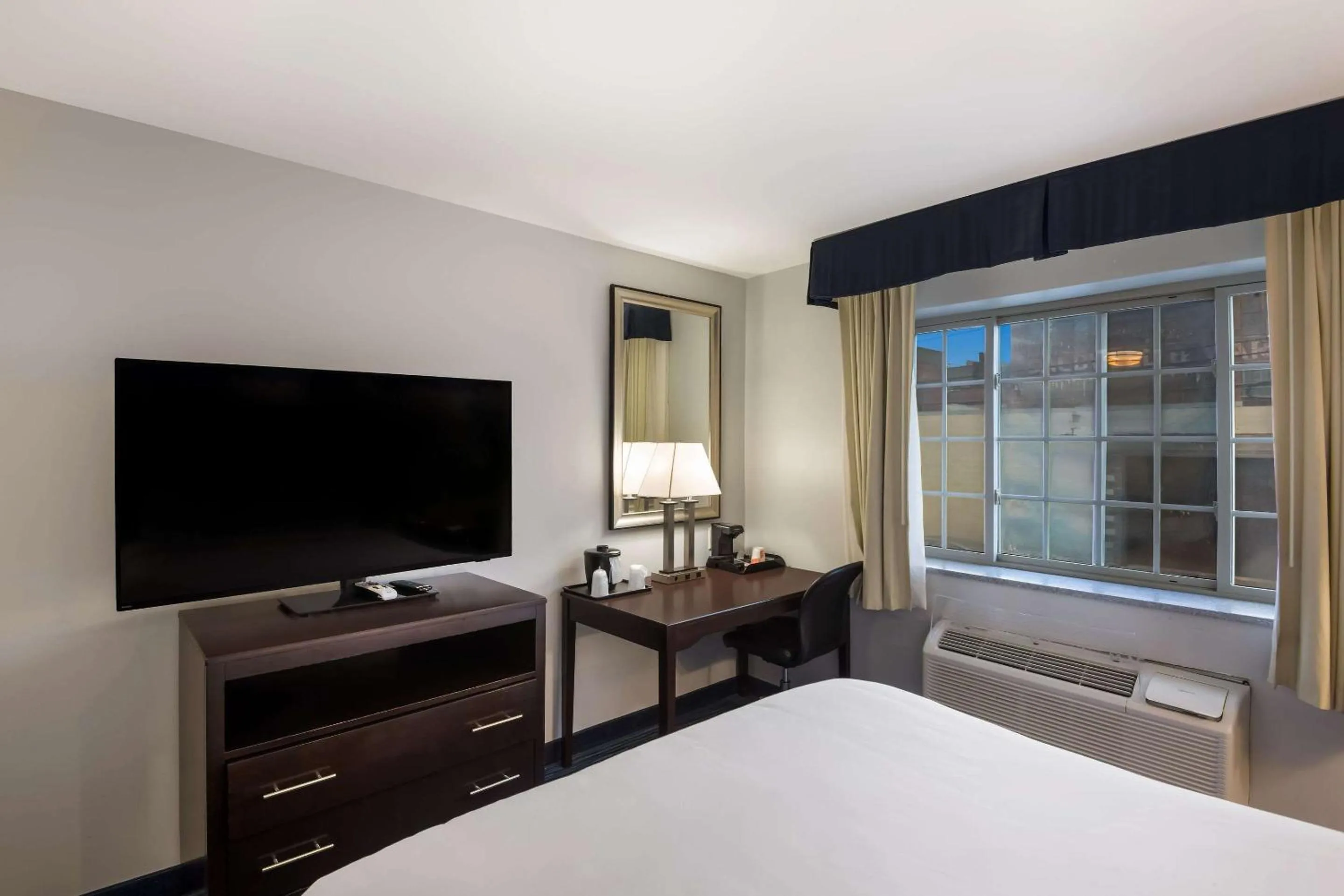 Queen Room with Roll-in-Shower - Accessible/Non-Smoking in Clarion Pointe Downtown