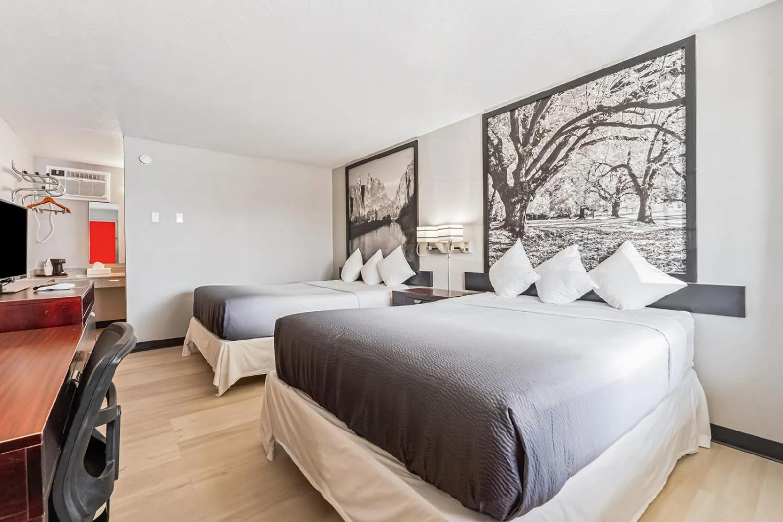 Queen Room with Two Queen Beds - Non-Smoking in Super 8 by Wyndham Ontario