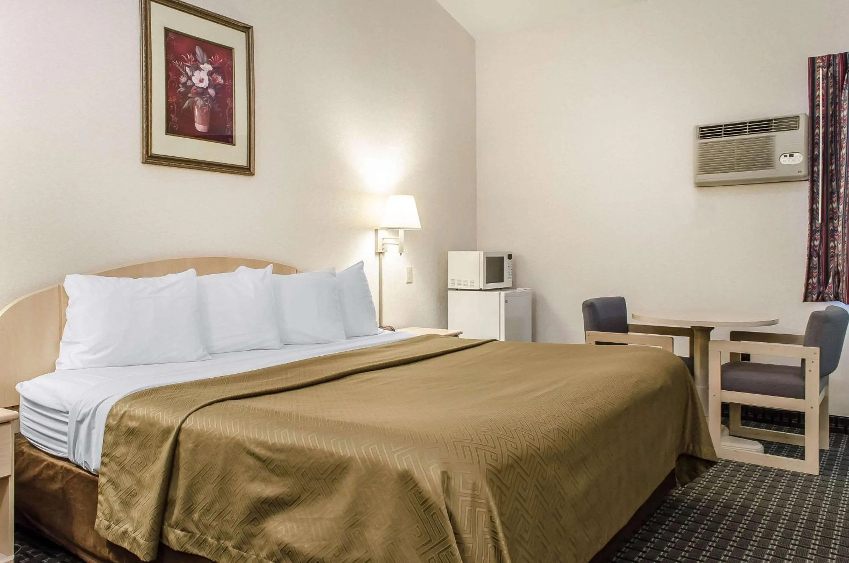 King Room - Non-Smoking in Rodeway Inn State College - near University