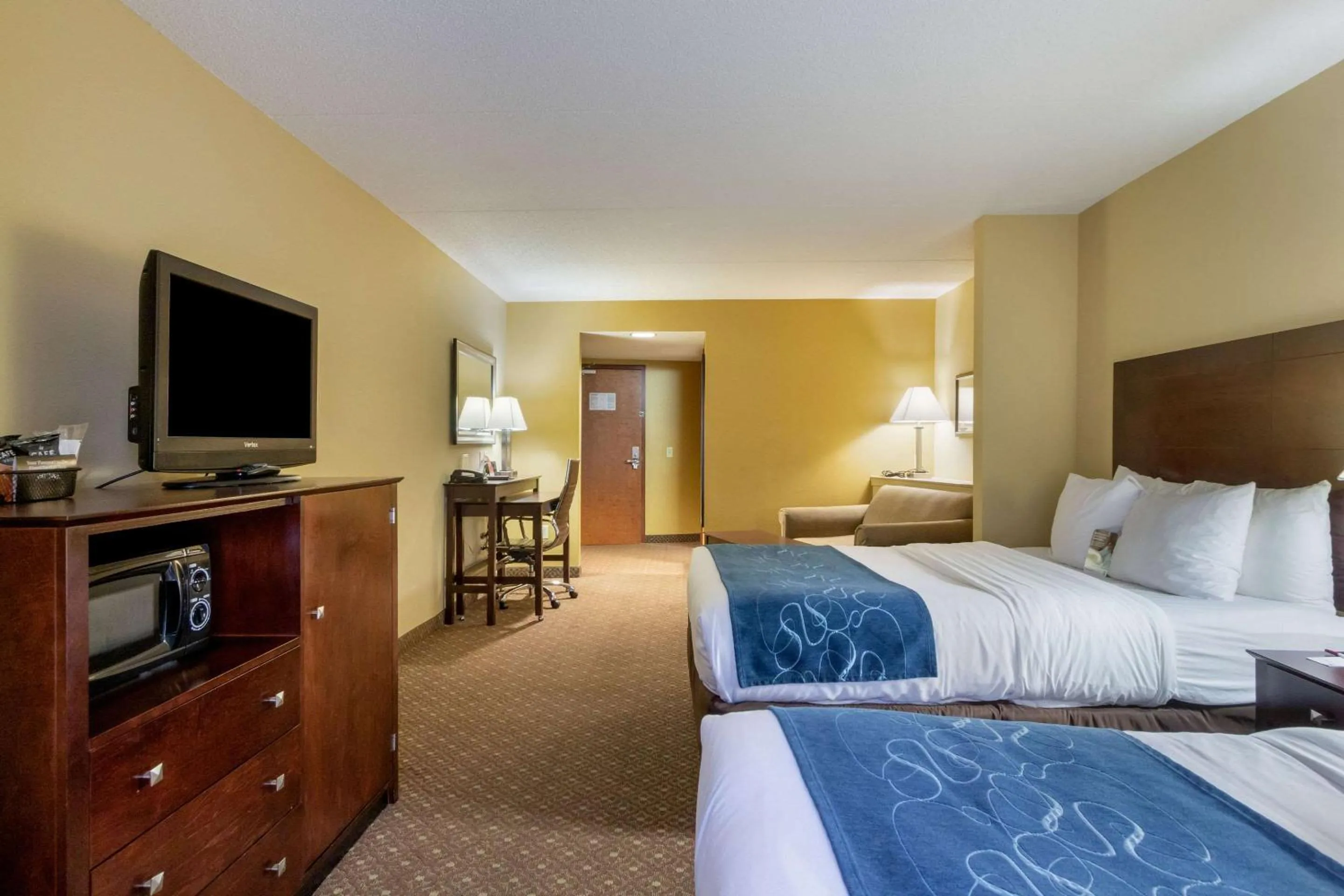 Photo of the whole room, Bed in Comfort Suites Near Gettysburg Battlefield Visitor Center