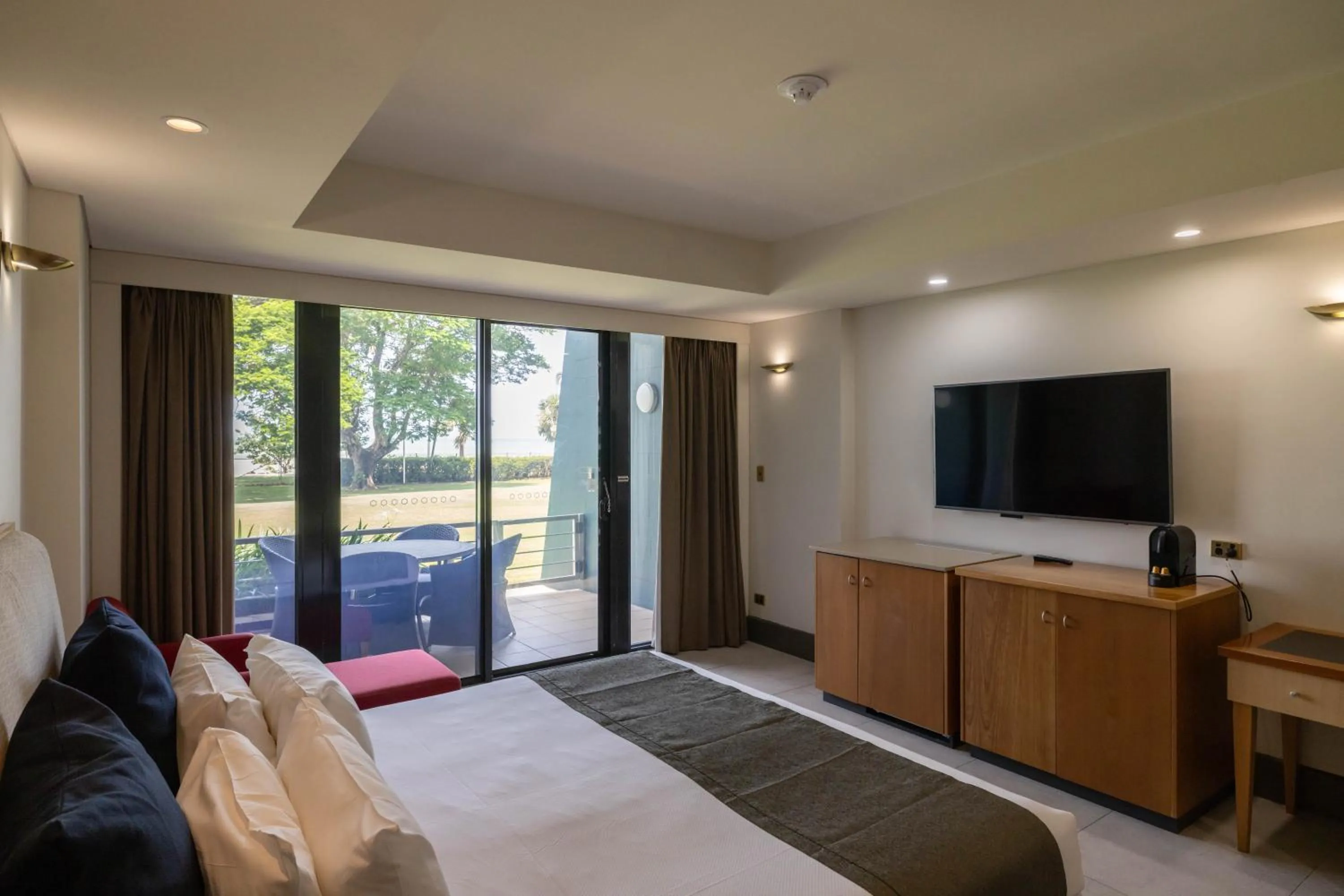 Bedroom, Bed in Mindil Beach Casino Resort