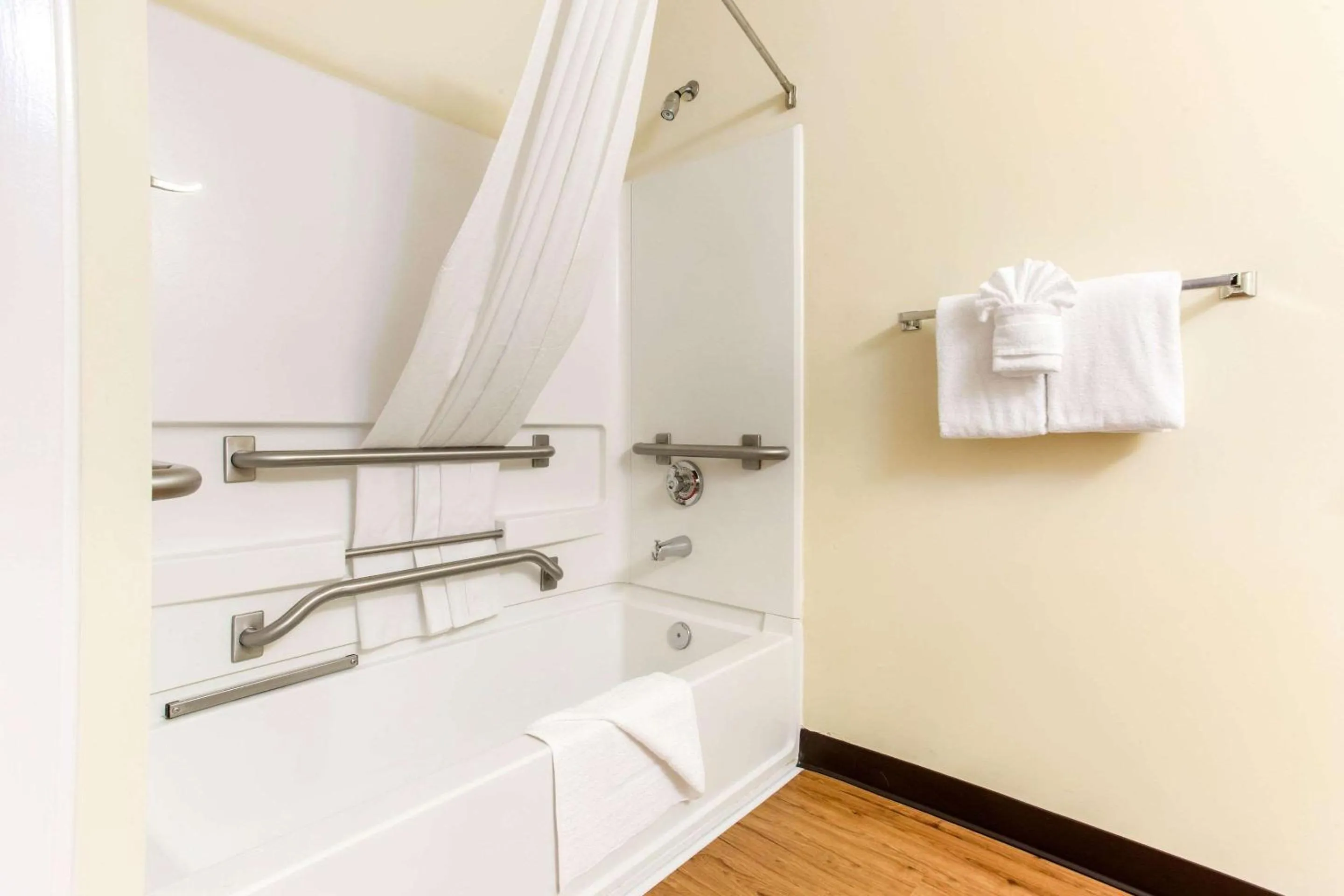 Queen Room - Disability Access - Roll in Shower in Studio 6 Myrtle Beach, SC