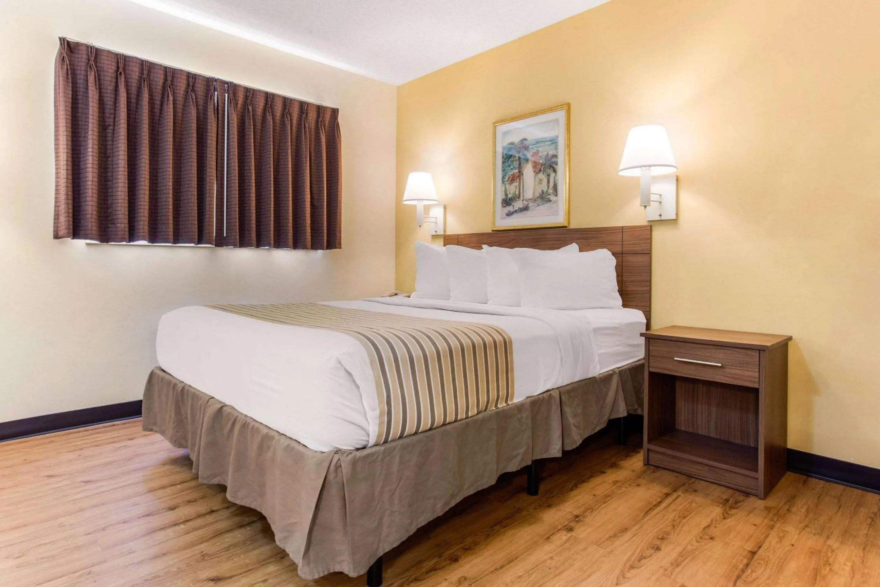 Queen Room - Smoking in Studio 6 Myrtle Beach, SC