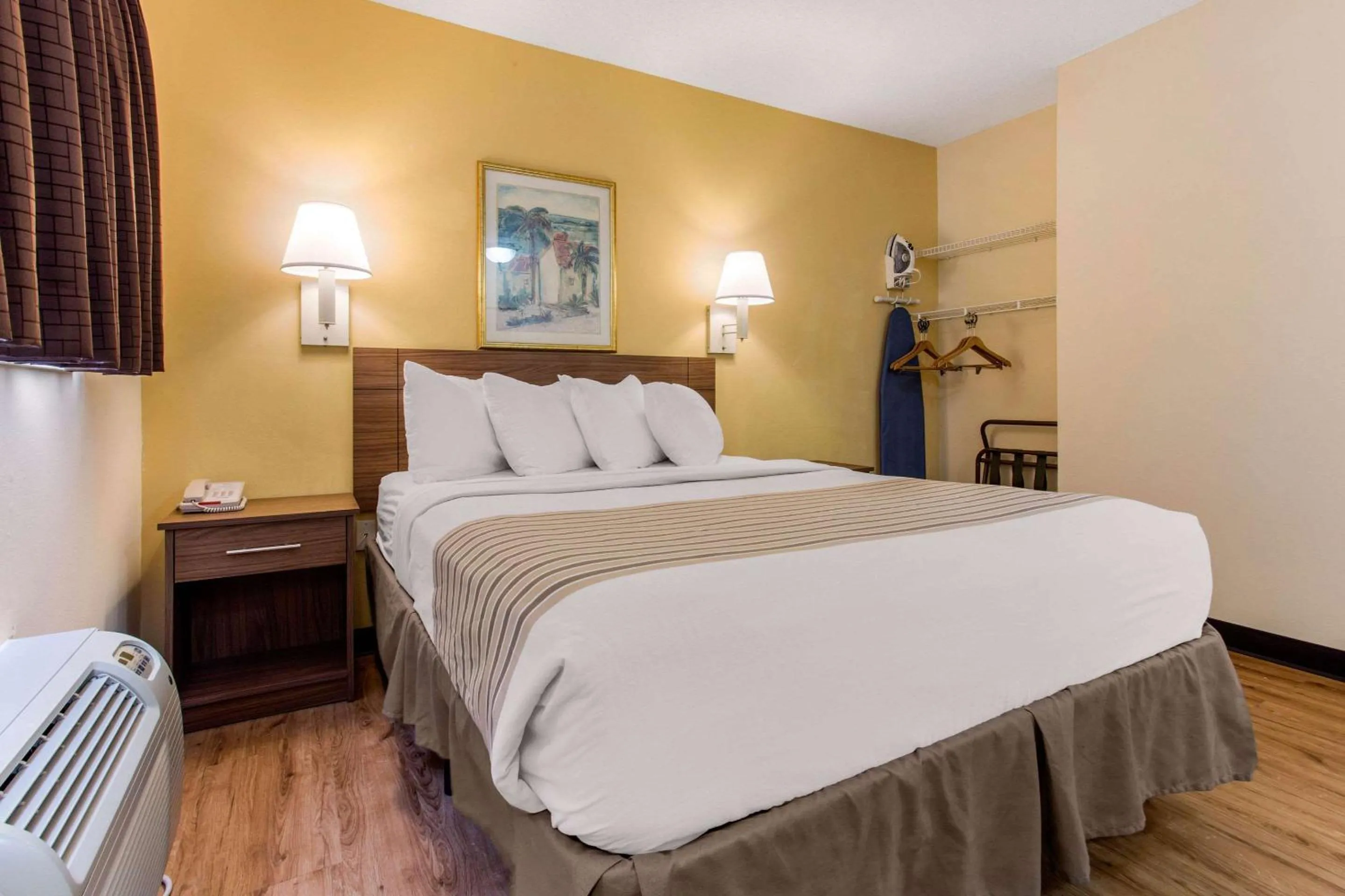 Deluxe Queen Room - Non-Smoking in Studio 6 Myrtle Beach, SC