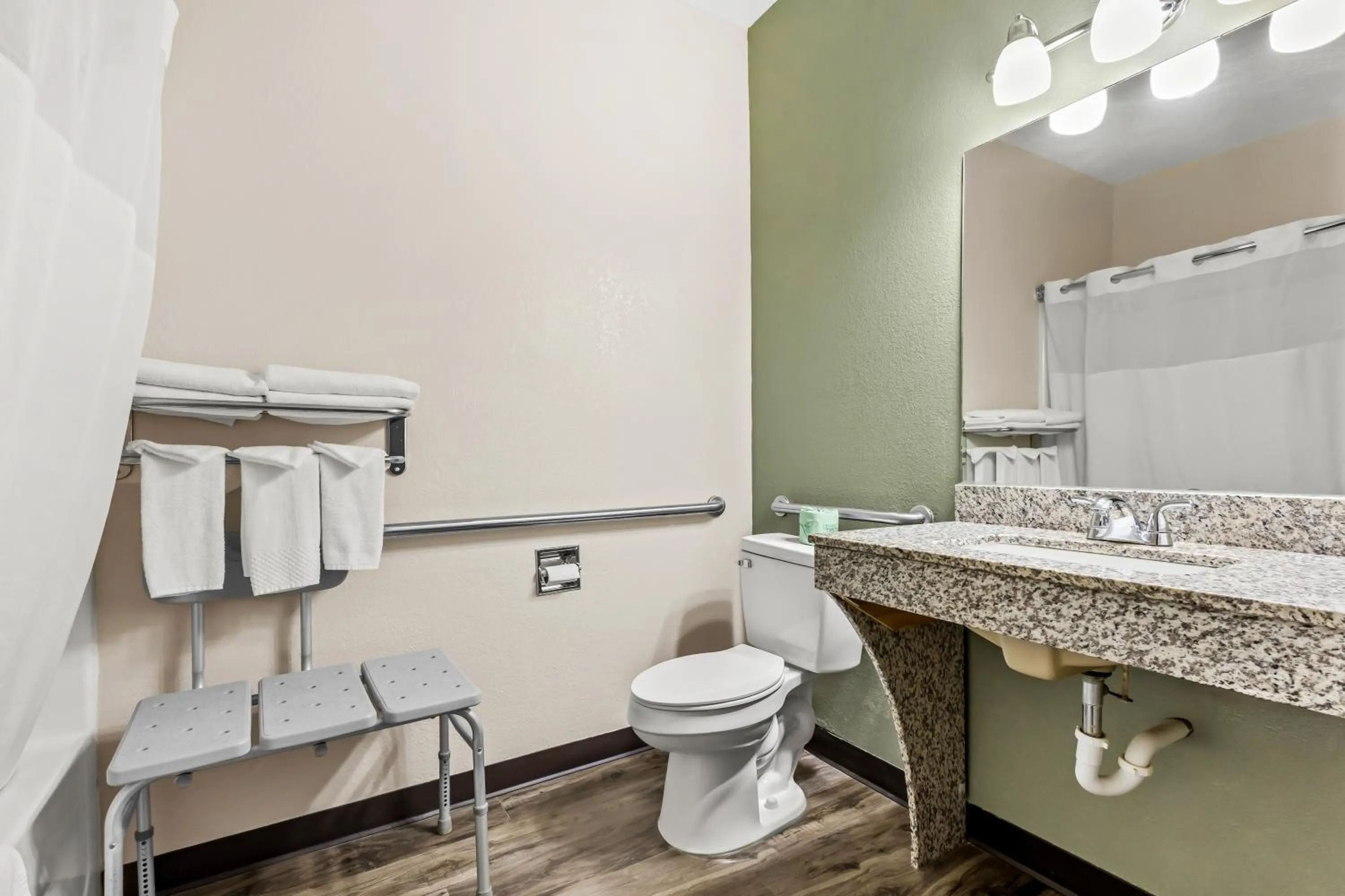 Queen Room - Accessible/Nonsmoking in Quality Inn Brookings-University