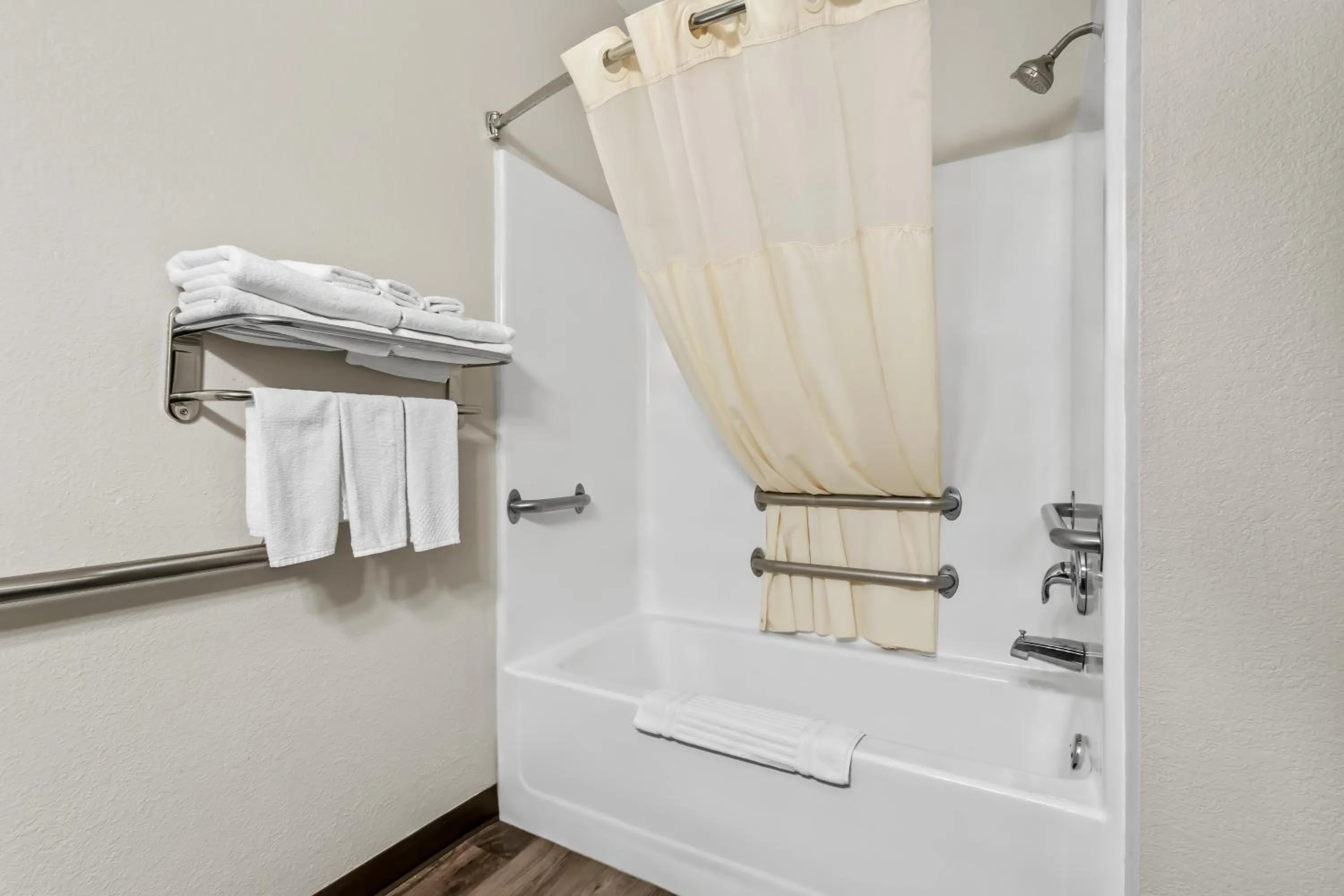 Queen Room with Two Queen Beds - Non-Smoking in Quality Inn Brookings-University