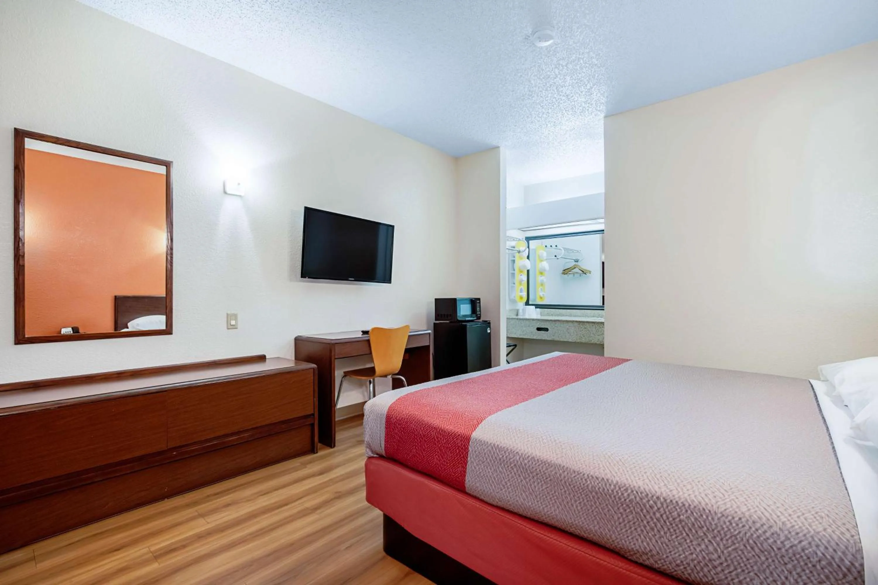 Deluxe King Room - single occupancy - Smoking in Motel 6-Covington, TN