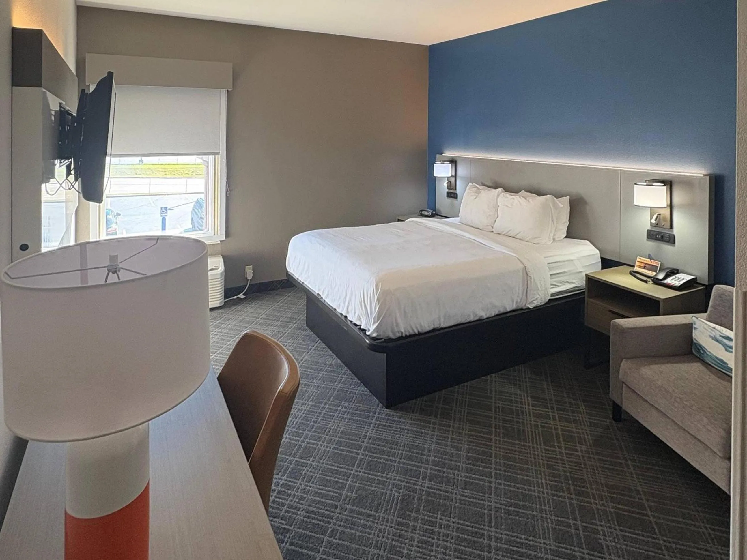 Superior Efficiency King Room - Accessible/Non-Smoking in Comfort Suites Crossville