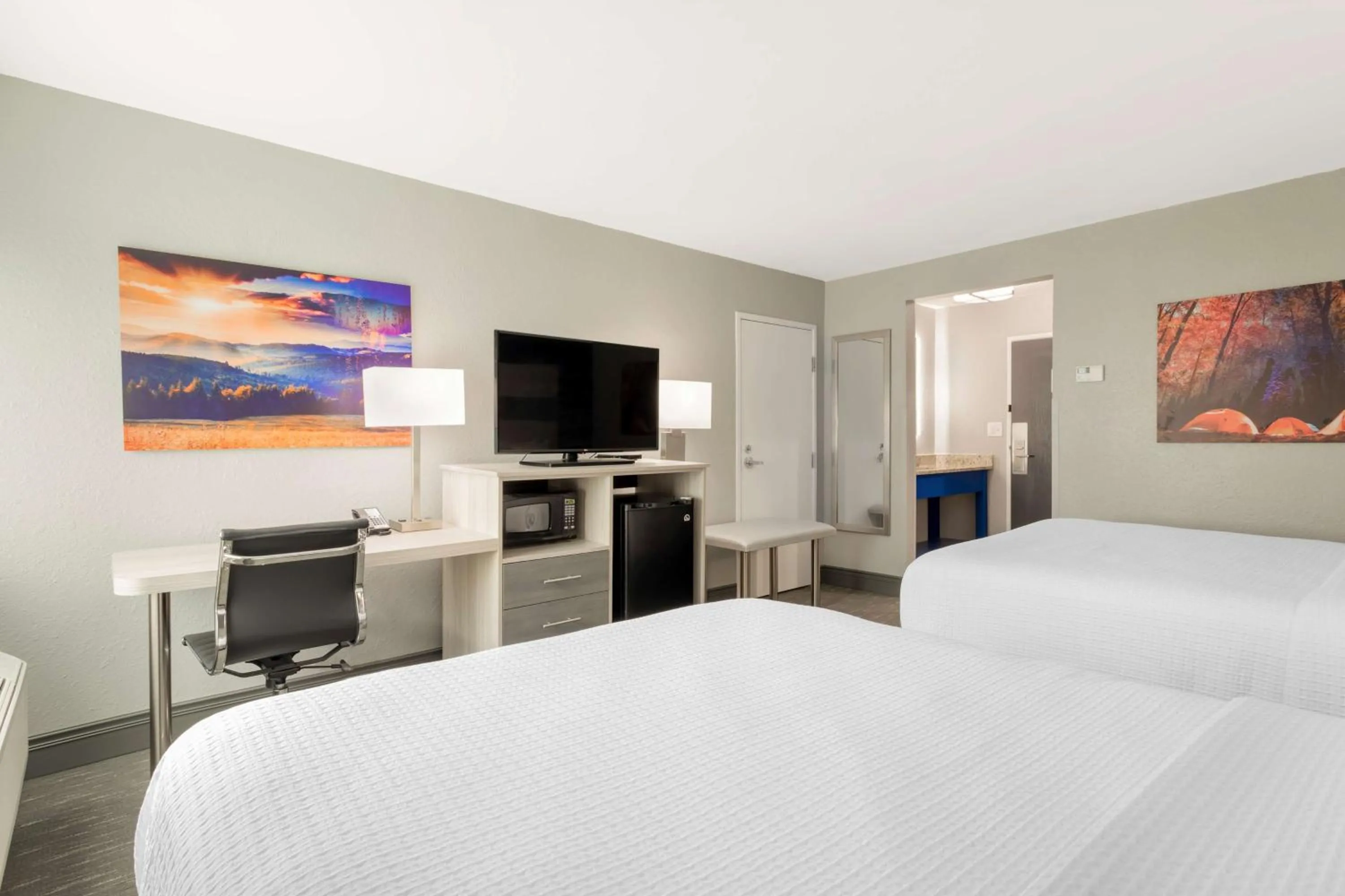 Queen Room with Two Queen Beds - Non-Smoking in Best Western Plus Magnolia Inn & Suites