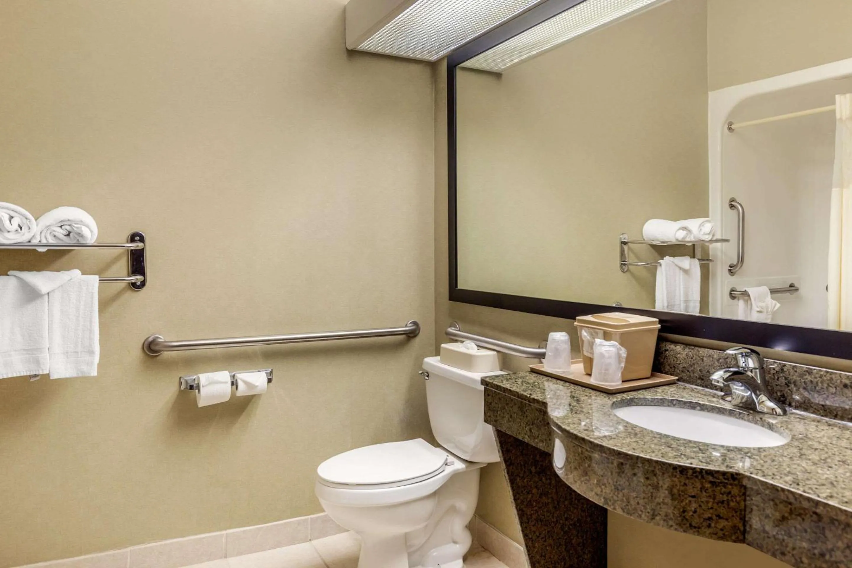 Queen Suite with Accessible Tub - Accessible/Non-Smoking in Quality Suites Sherman