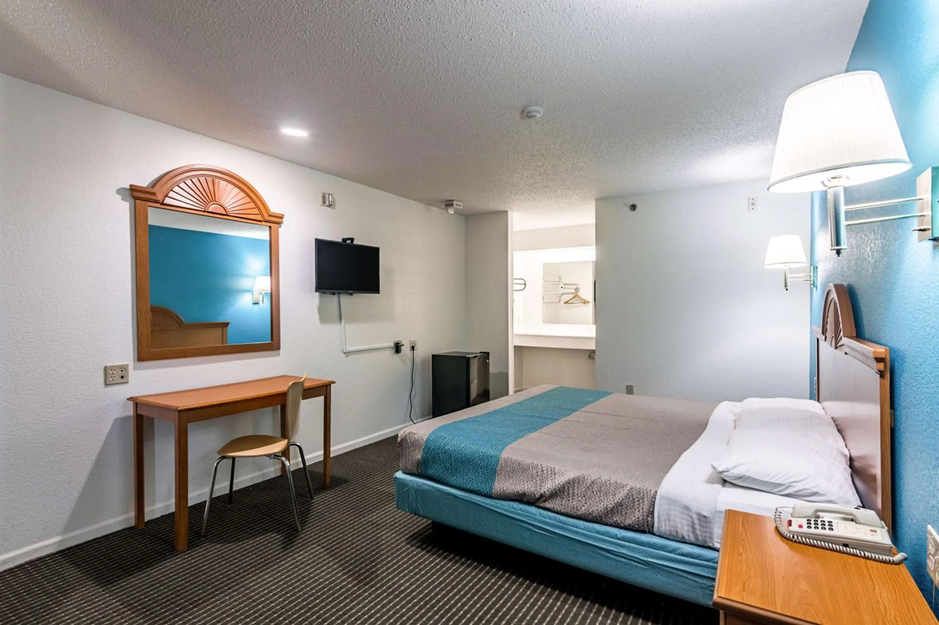Deluxe King Room - single occupancy - Non-Smoking in Motel 6-Azle, TX