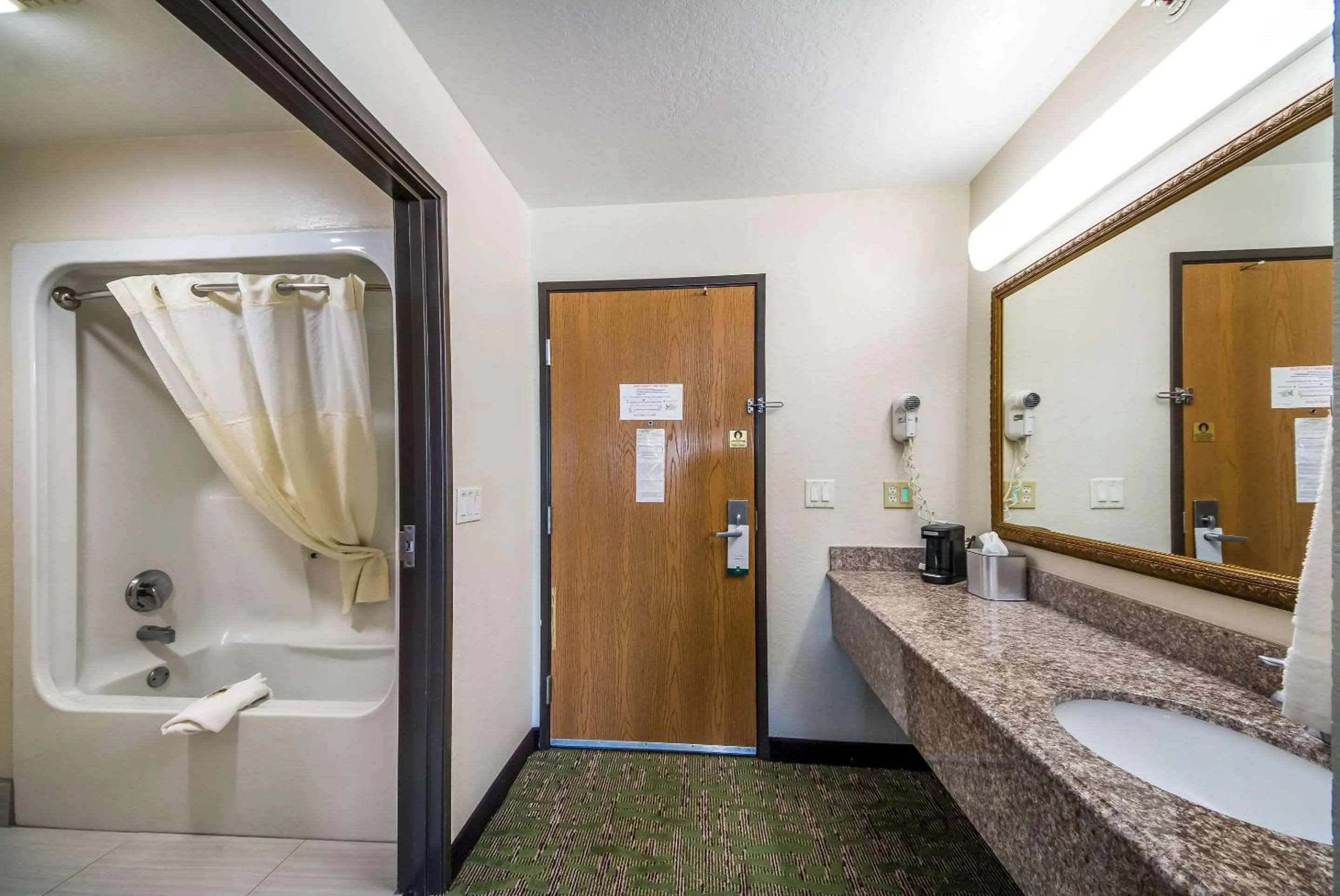 Standard Queen Suite with Two Queen Beds - Non-Smoking in Quality Suites San Antonio Brooks City Base