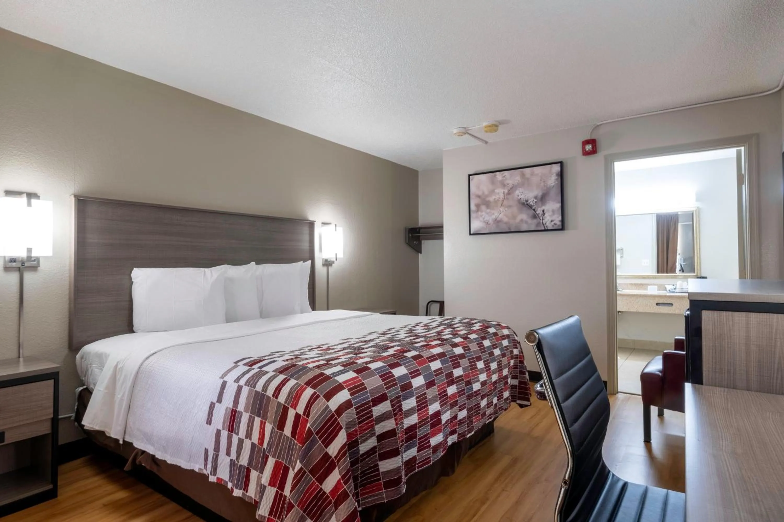 Superior King Room Disability Access Roll-In Shower Smoke Free in Red Roof Inn Charlottesville