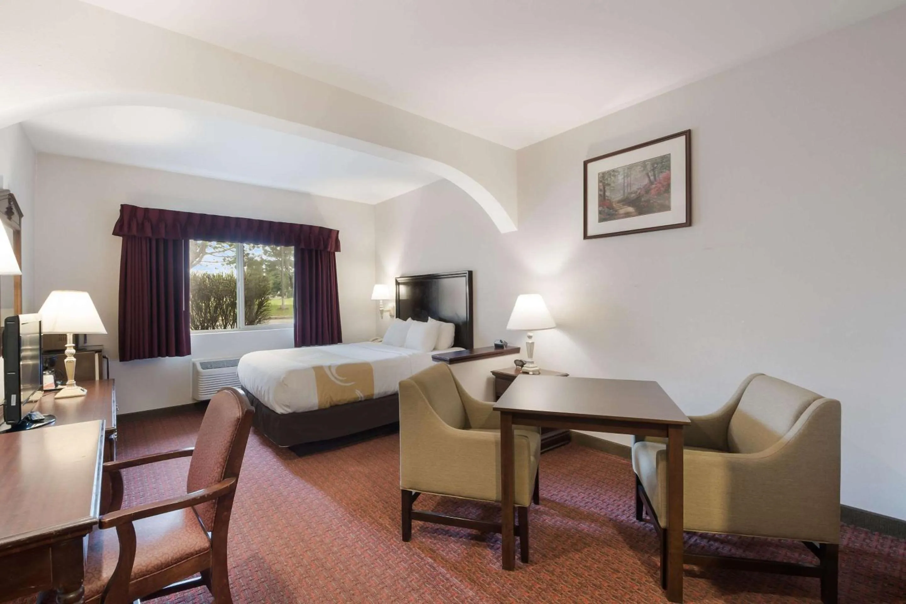 Queen Suite - Non Smoking/Pet Friendly in Quality Inn Grand Suites Bellingham