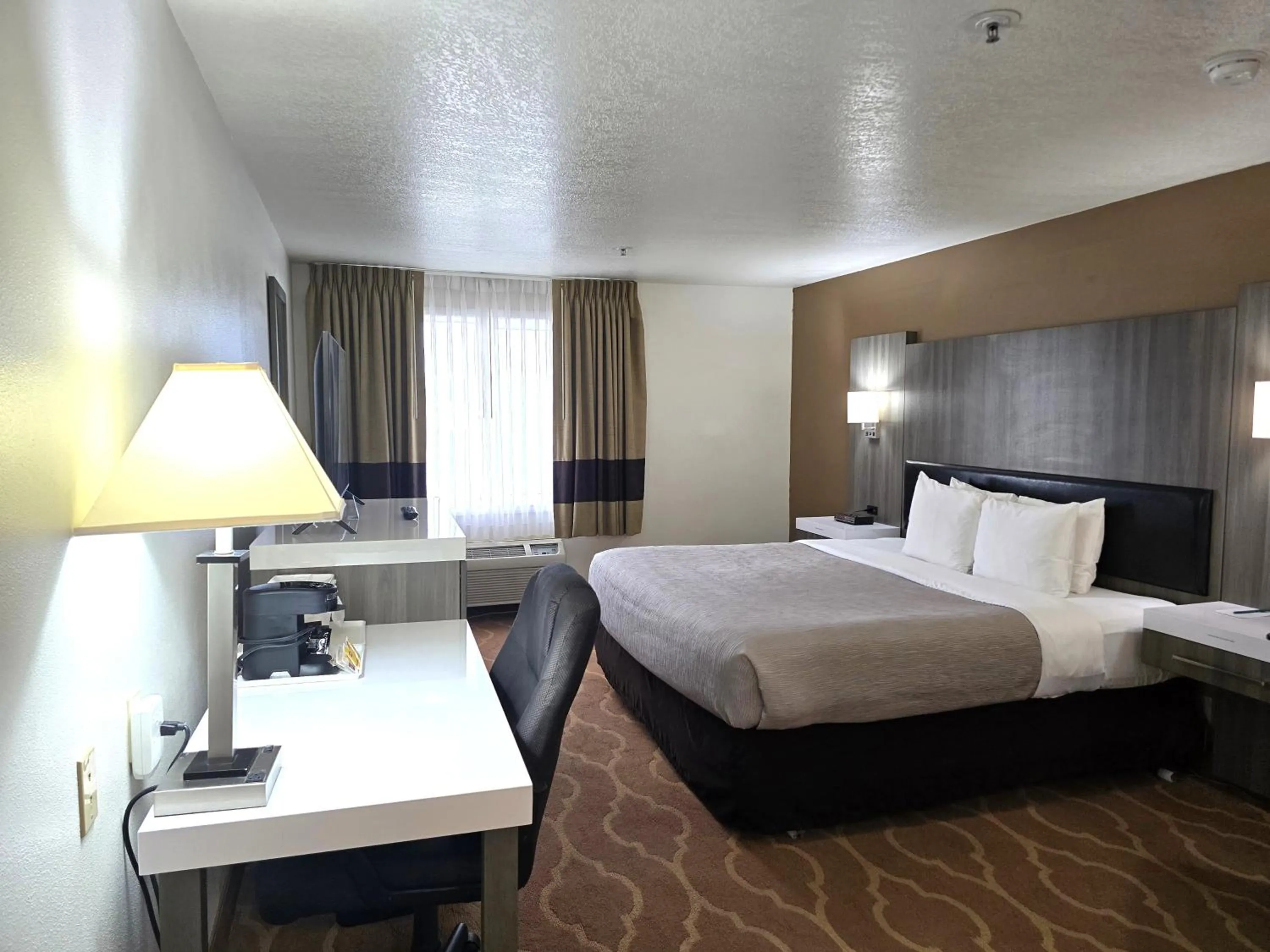 King Room - Non-Smoking in Quality Inn & Suites Longview Kelso