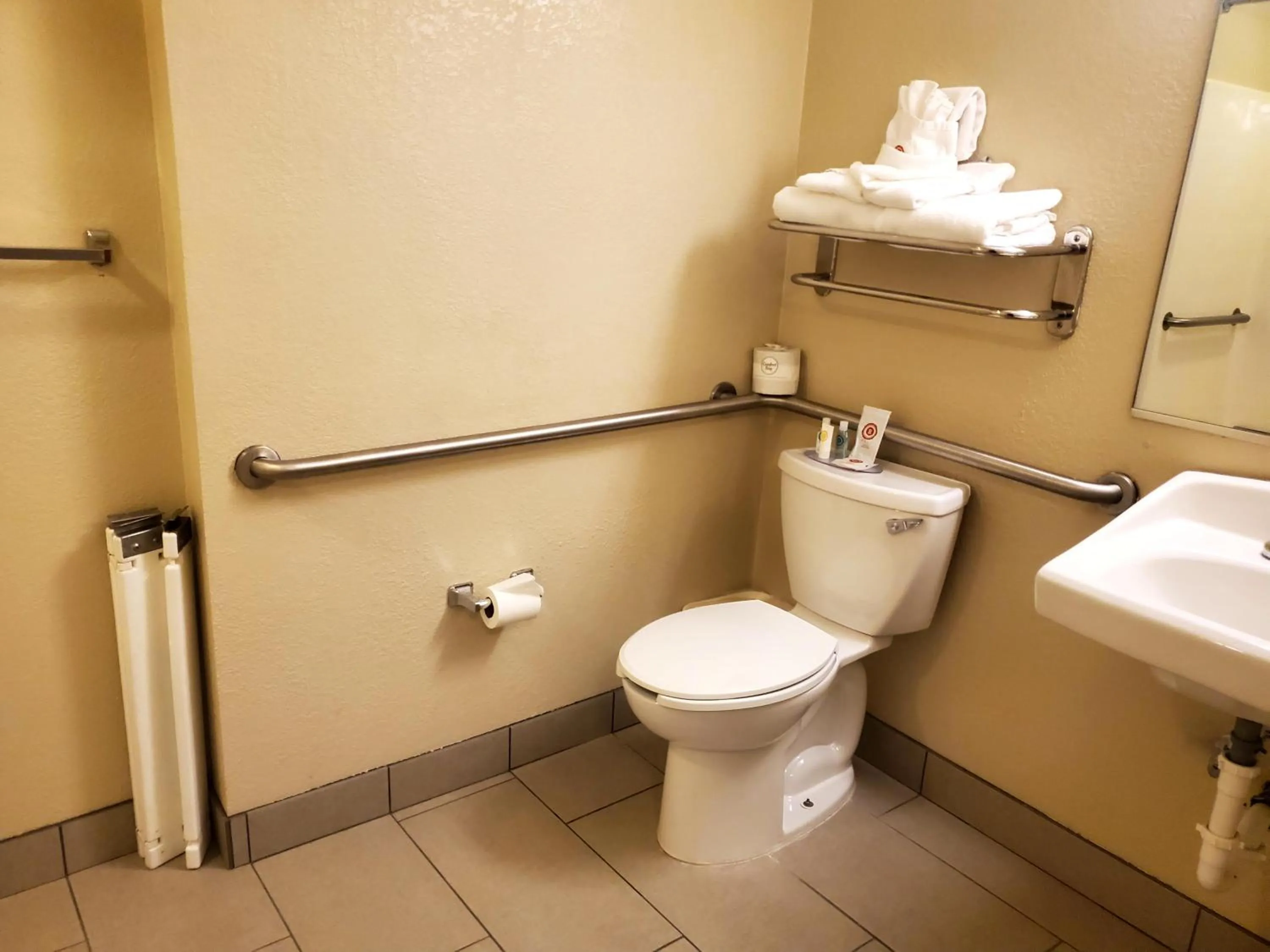 King Room with tub - Accessible/Non-Smoking in Comfort Inn & Suites Walla Walla