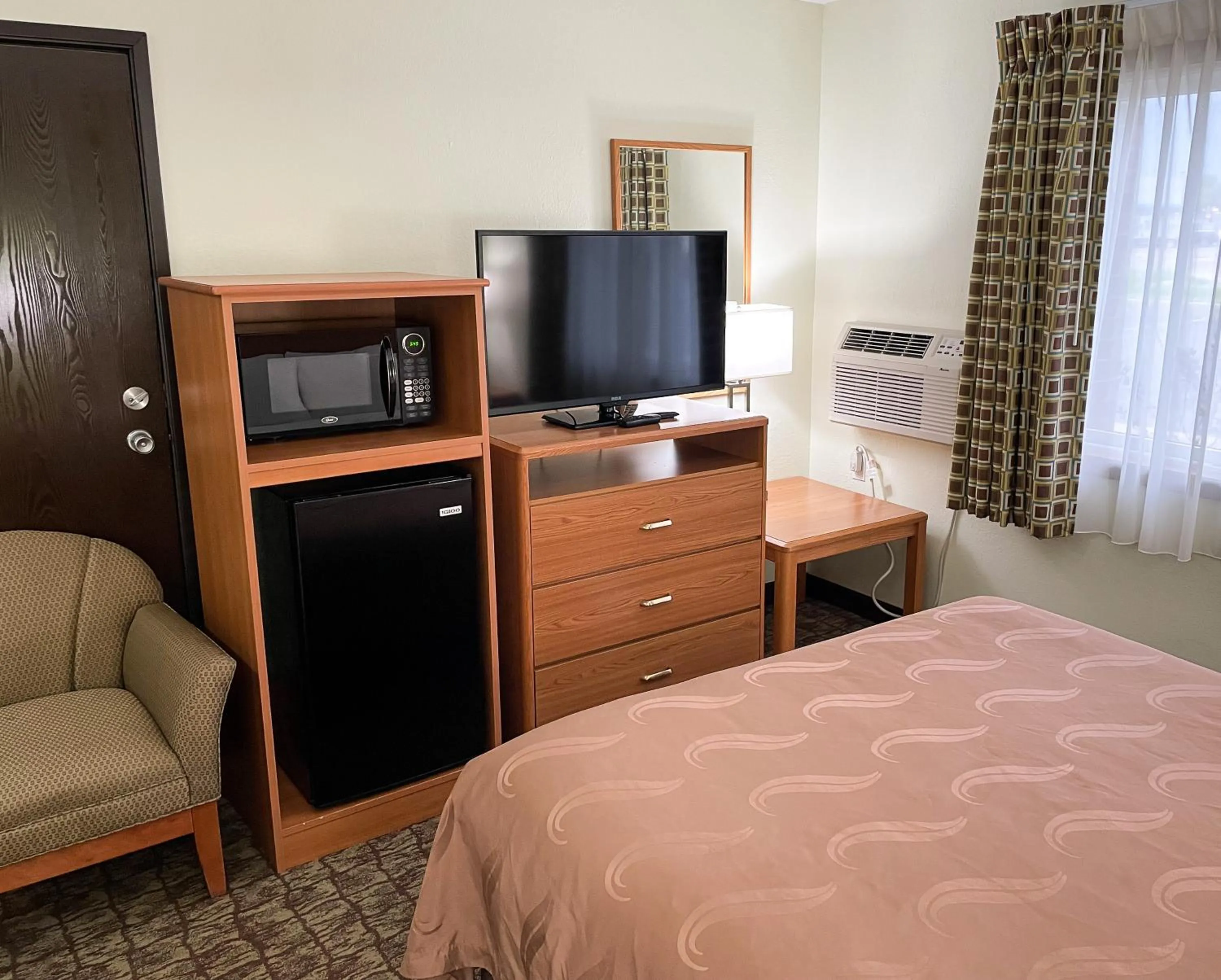 Queen Room - Accessible/Non-Smoking in Hudson Inn & Suites