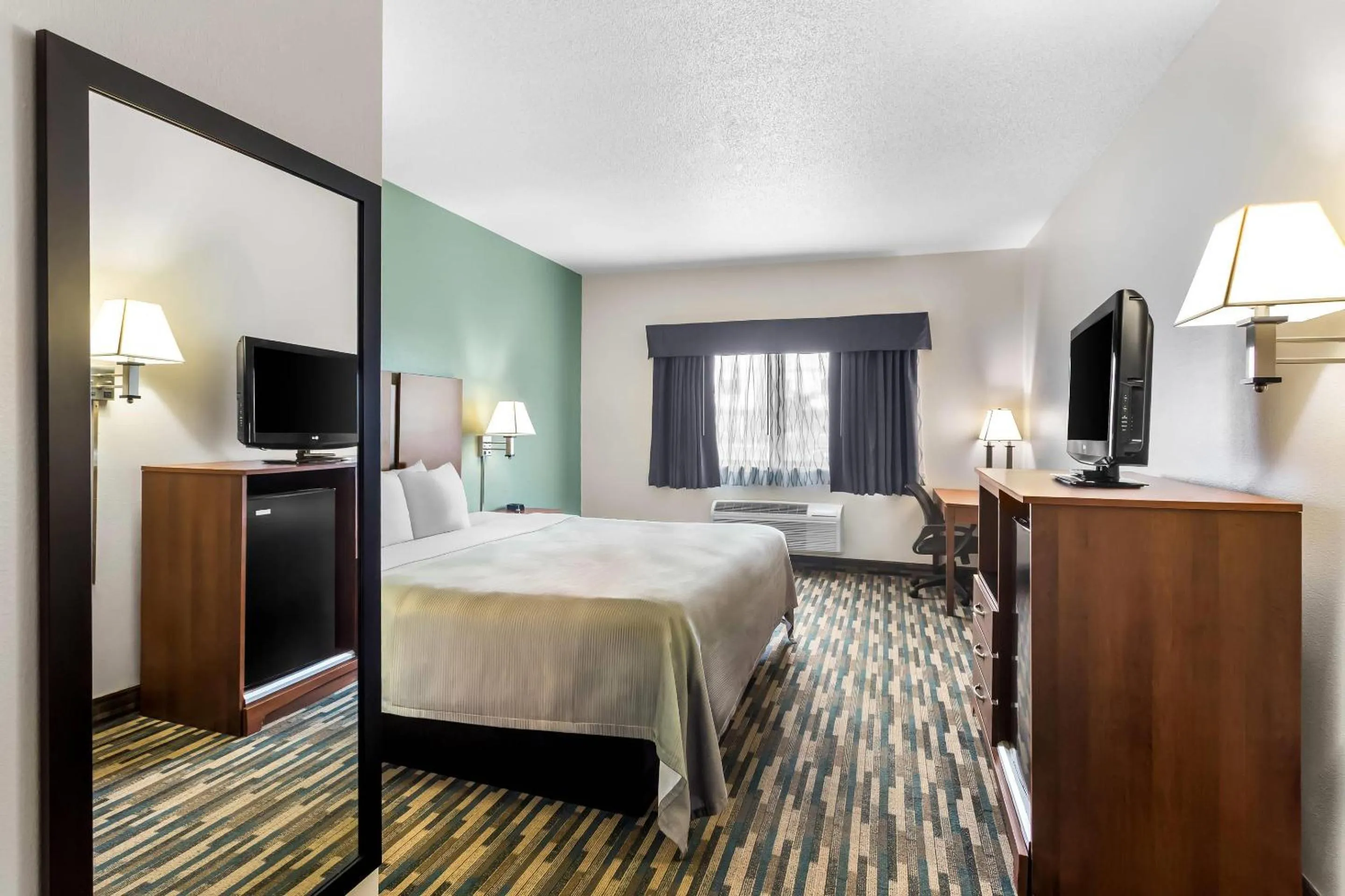 King Room - Non-Smoking in Quality Inn Beloit