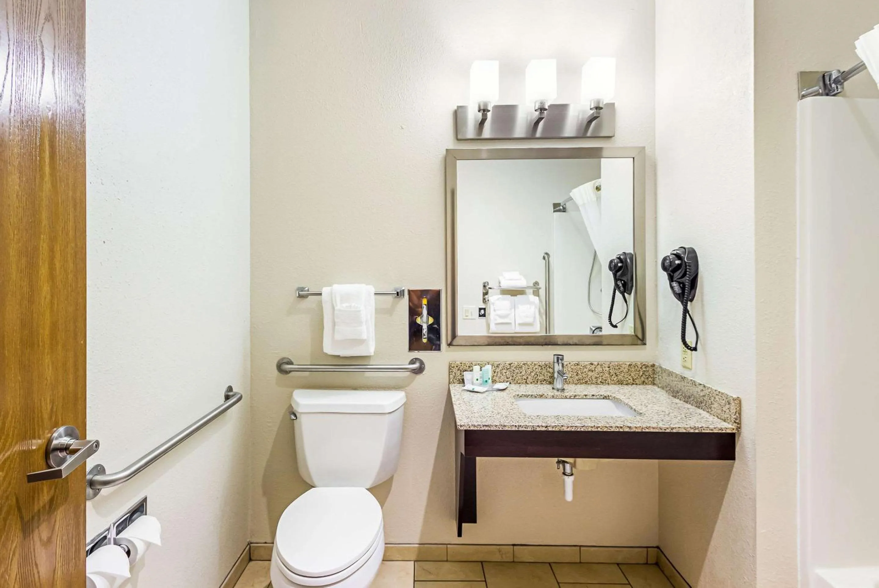 Queen Room - Disability Access/Non-Smoking in Quality Inn Sheboygan North I-43