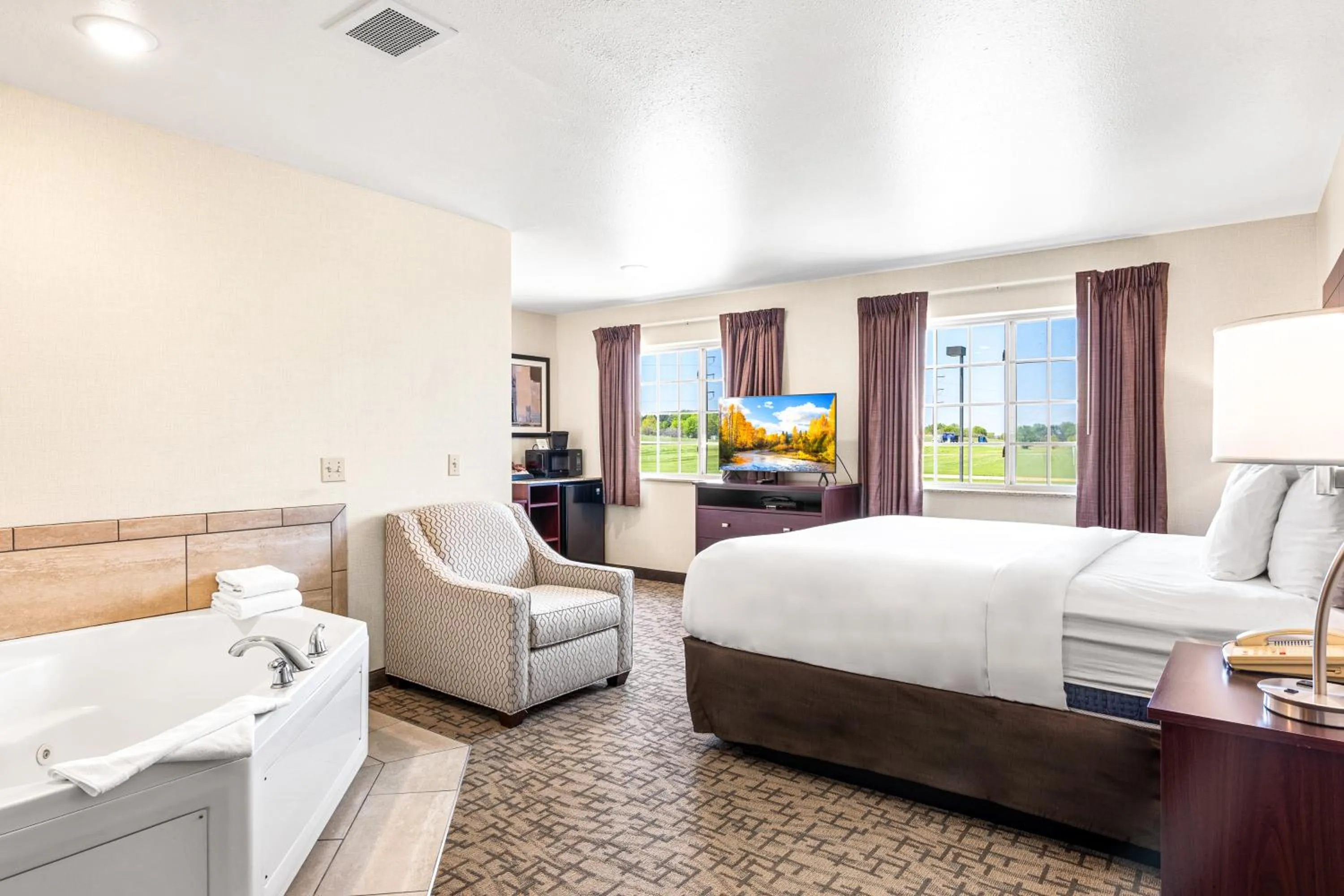 Deluxe Junior Suite in Boarders Inn & Suites by Cobblestone Hotels - Shawano