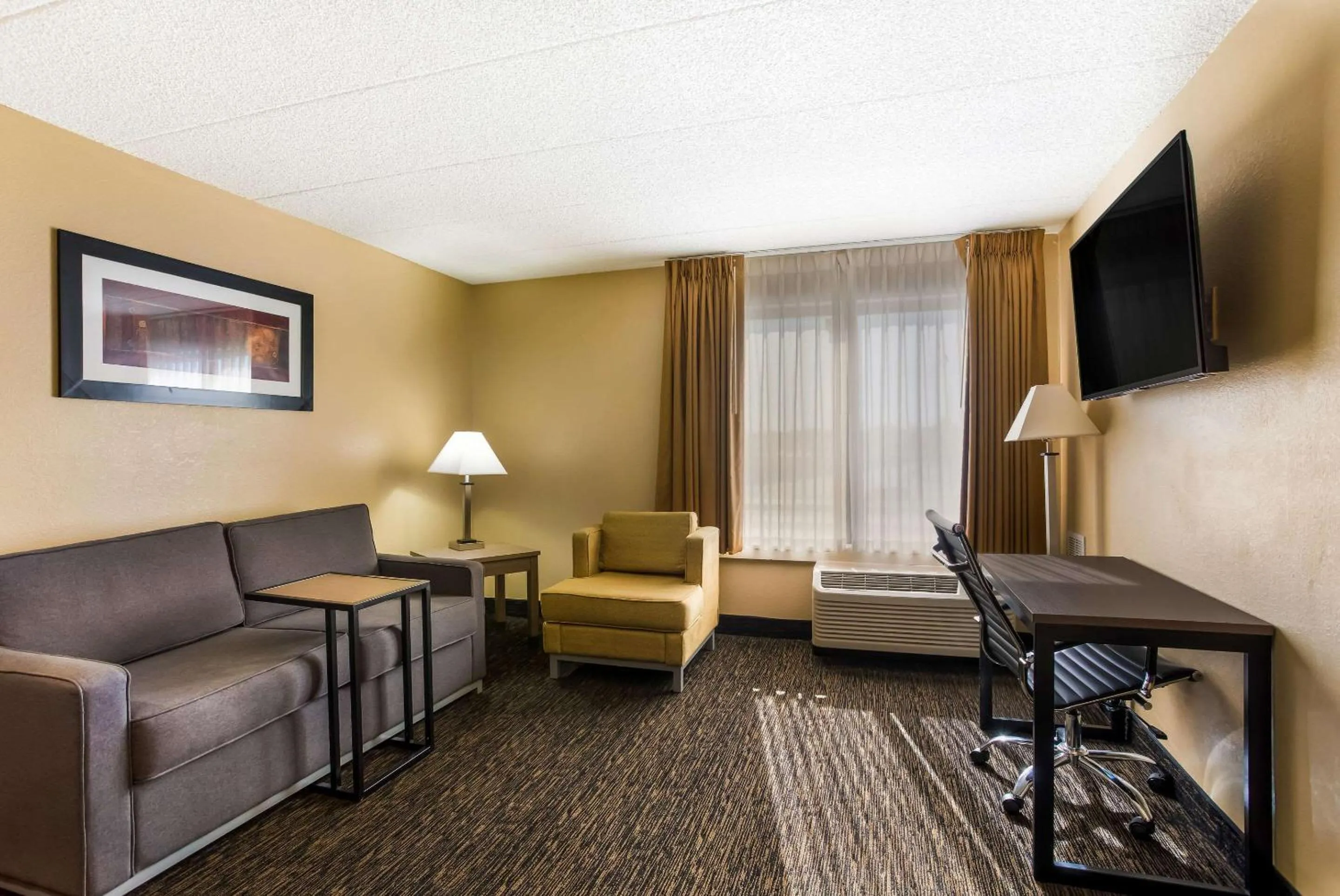 Suite with Two Double Beds and Sofa Bed - Non-Smoking in Quality Suites Milwaukee Airport