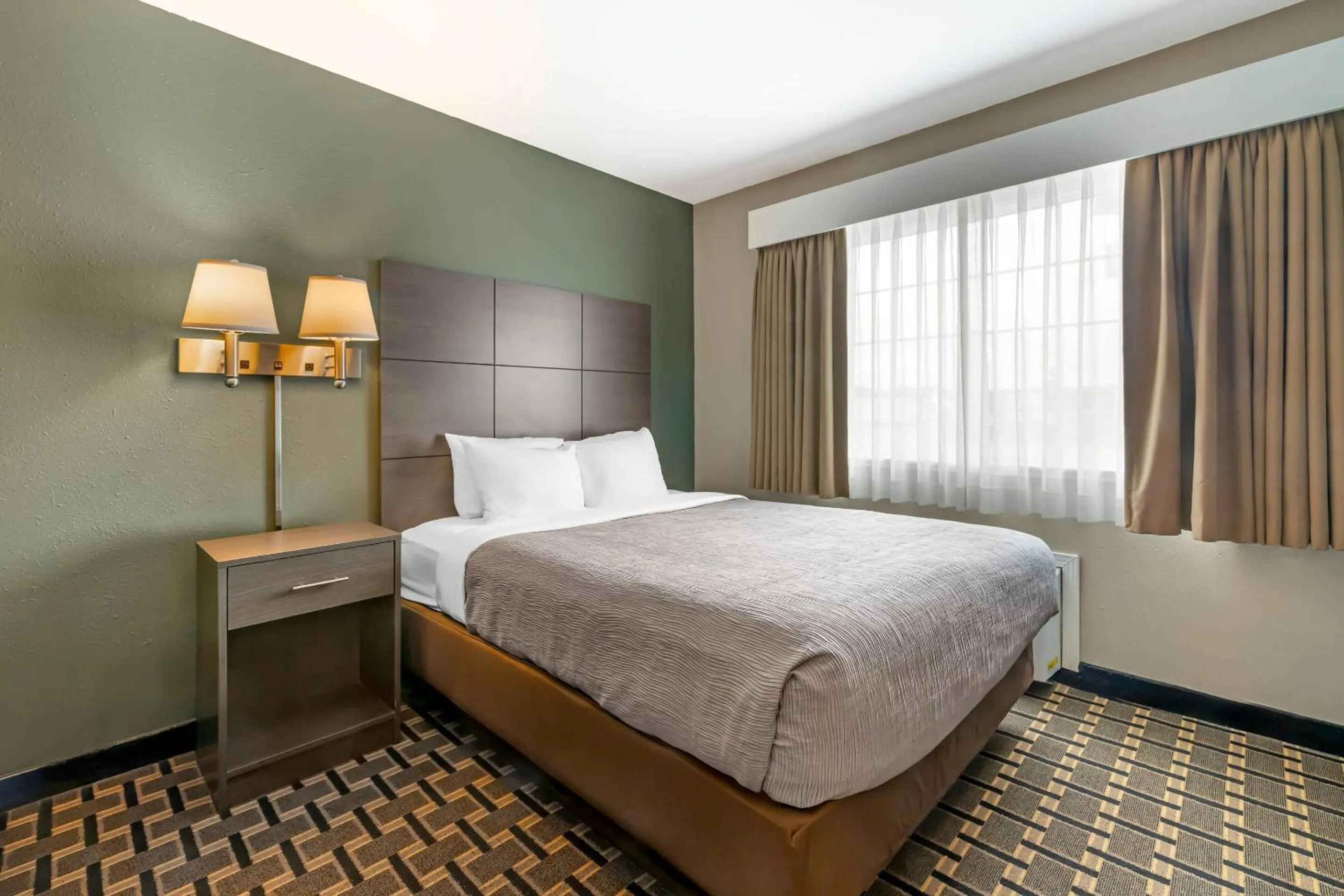 Queen Room with Sofa Bed - Accessible/Non-Smoking in Quality Inn Mauston I-90