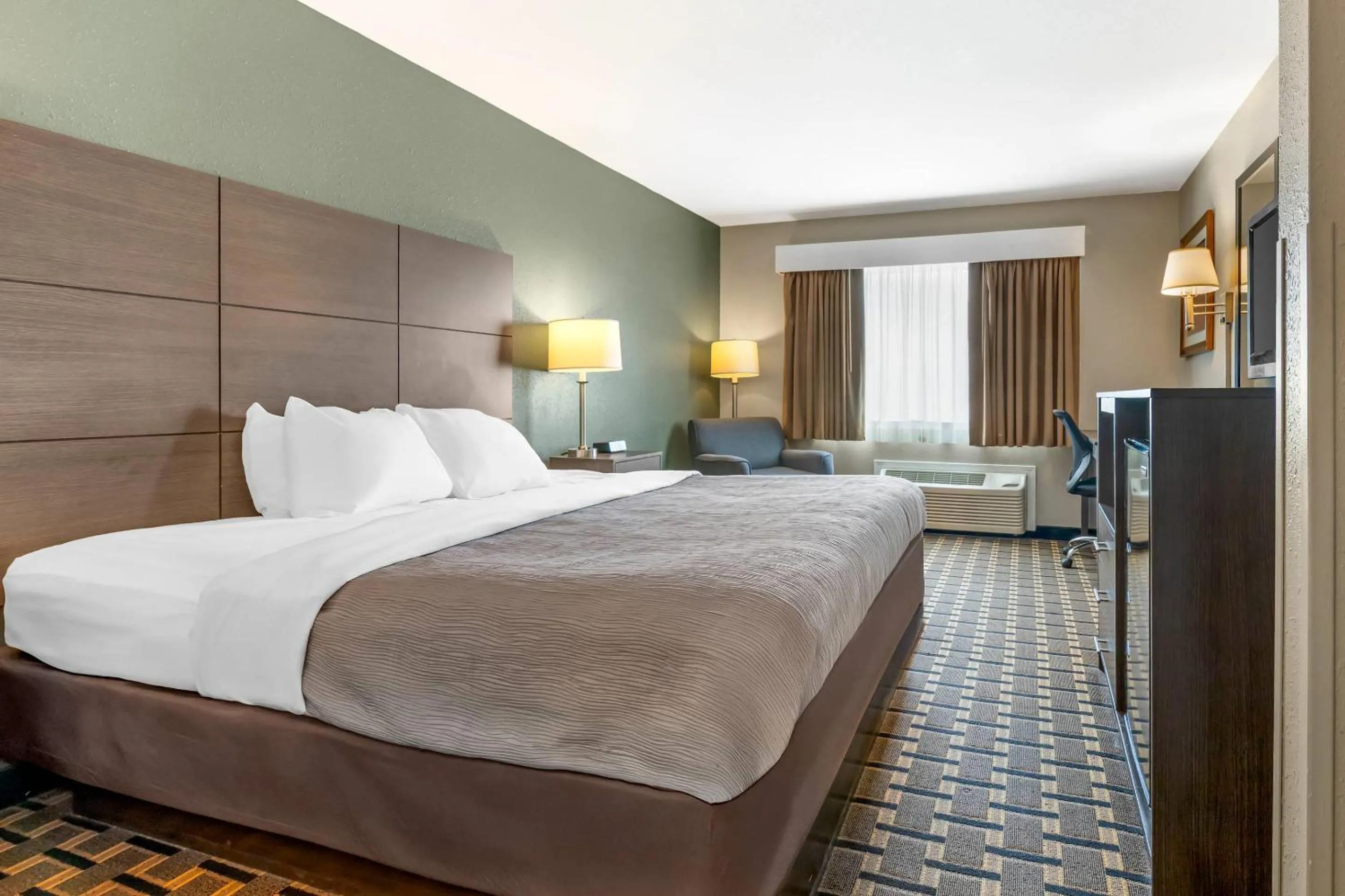 King Room - Non-Smoking in Quality Inn Mauston I-90