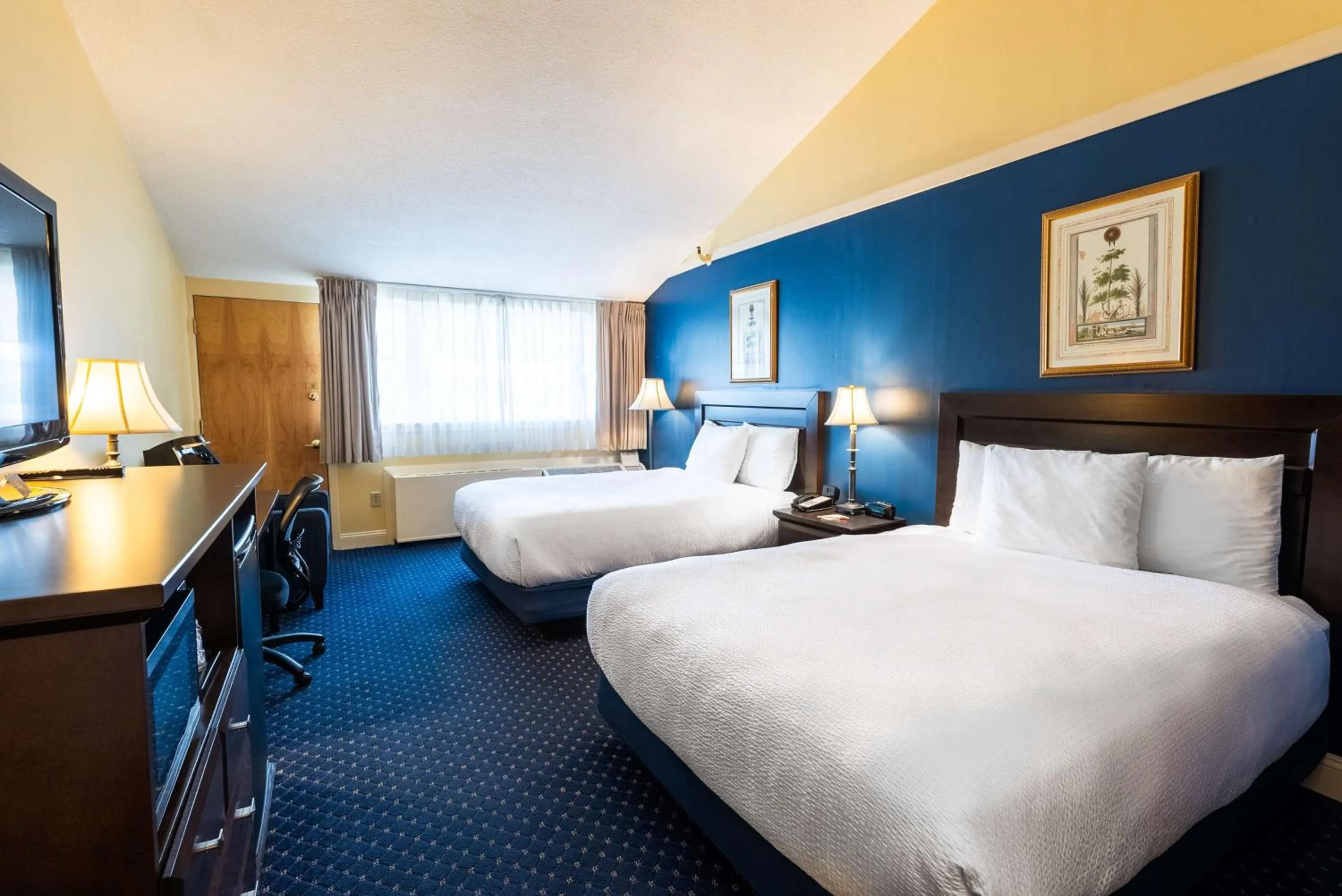 Double Queen Room in Fireside Inn & Suites Waterville