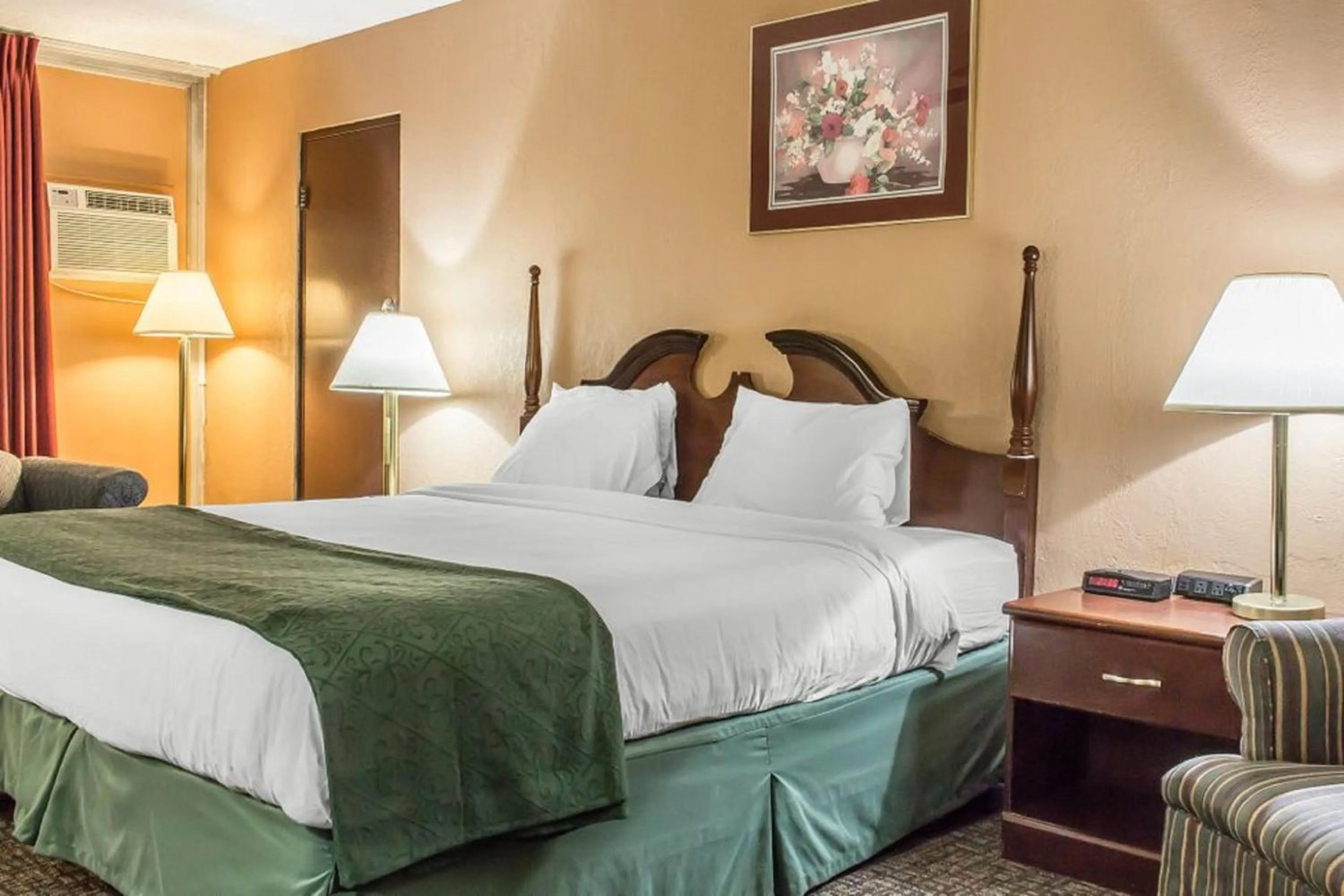 Queen Room - Disability Access in FairBridge Inn & Suites Poconos