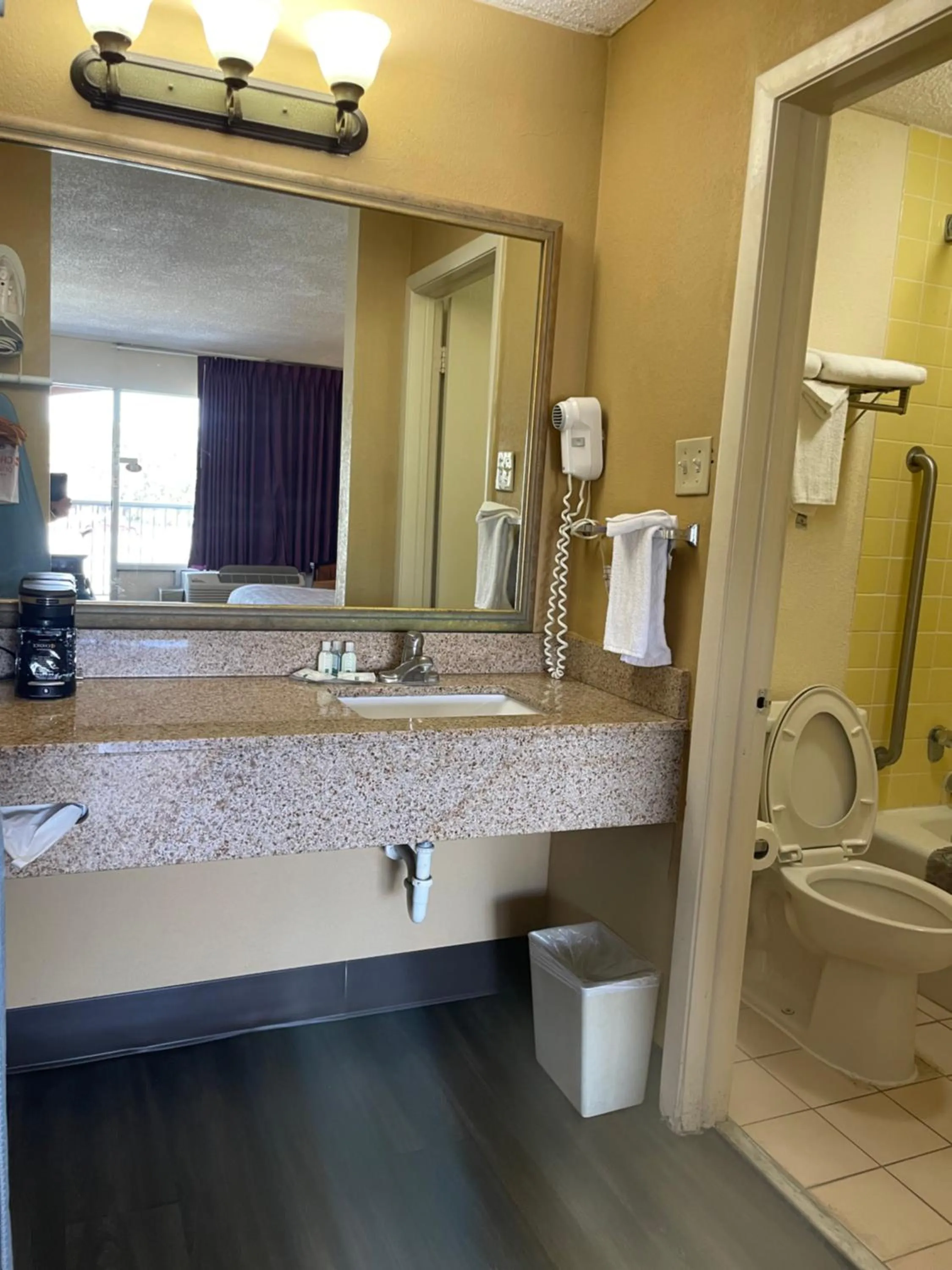King Room with Tub - Mobility Accessible/Non Smoking in Quality Inn Alachua - Gainesville Area