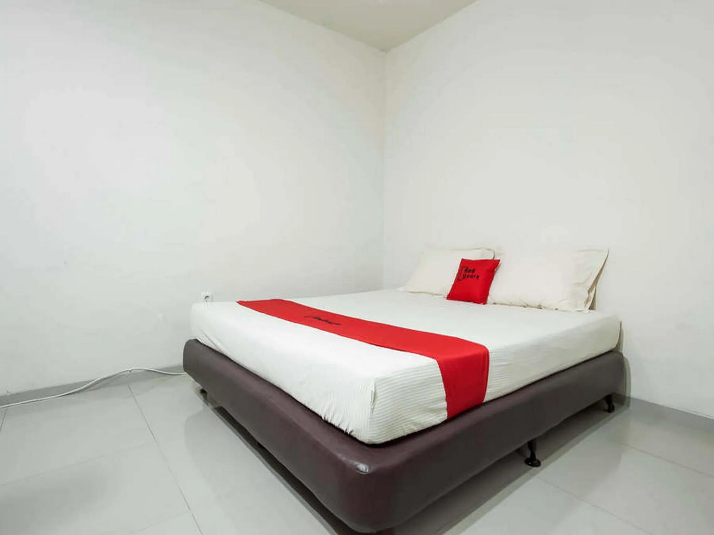 Double Room in RedDoorz @ Panglima Sudirman