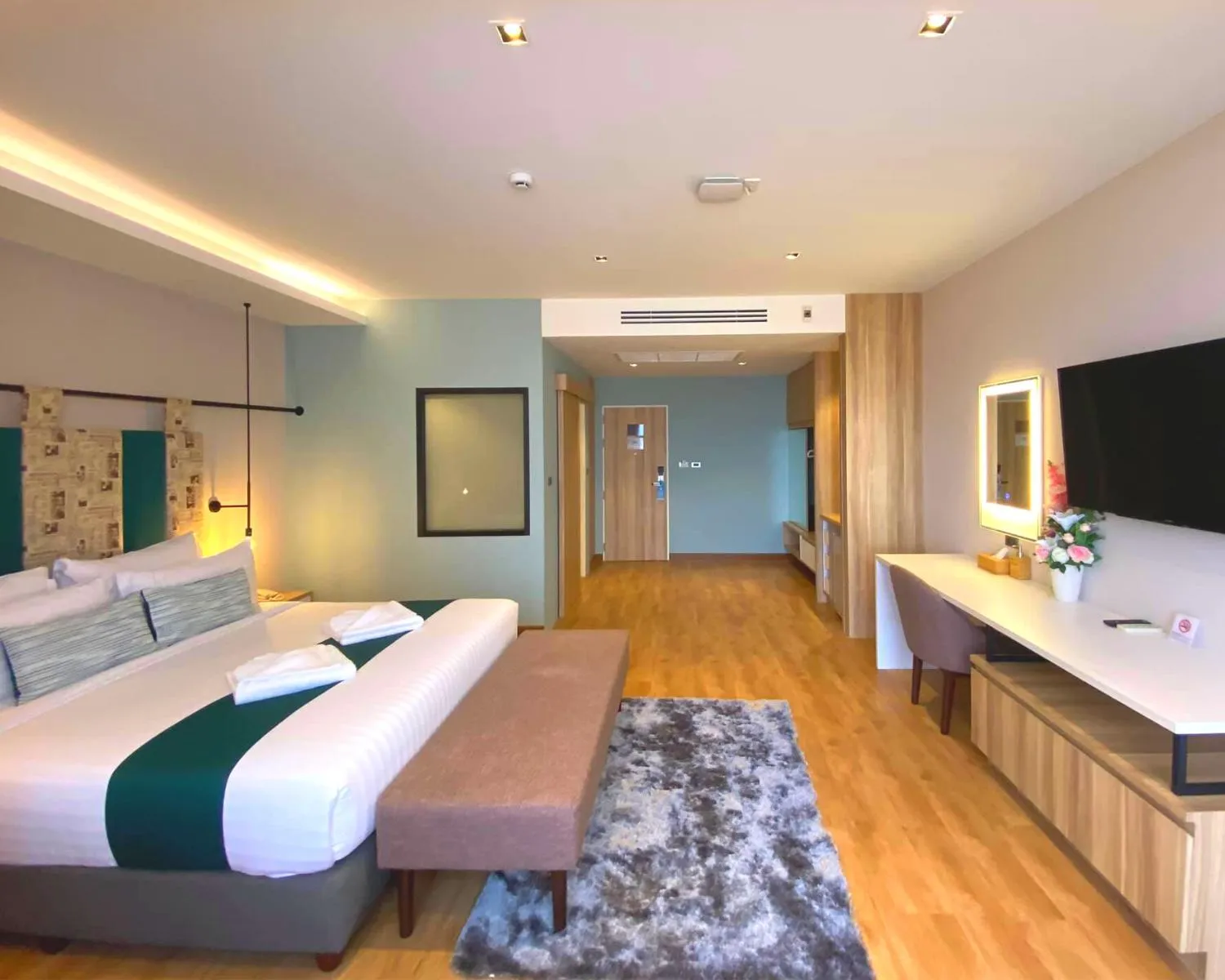 Large Double Room in W3 Hotel